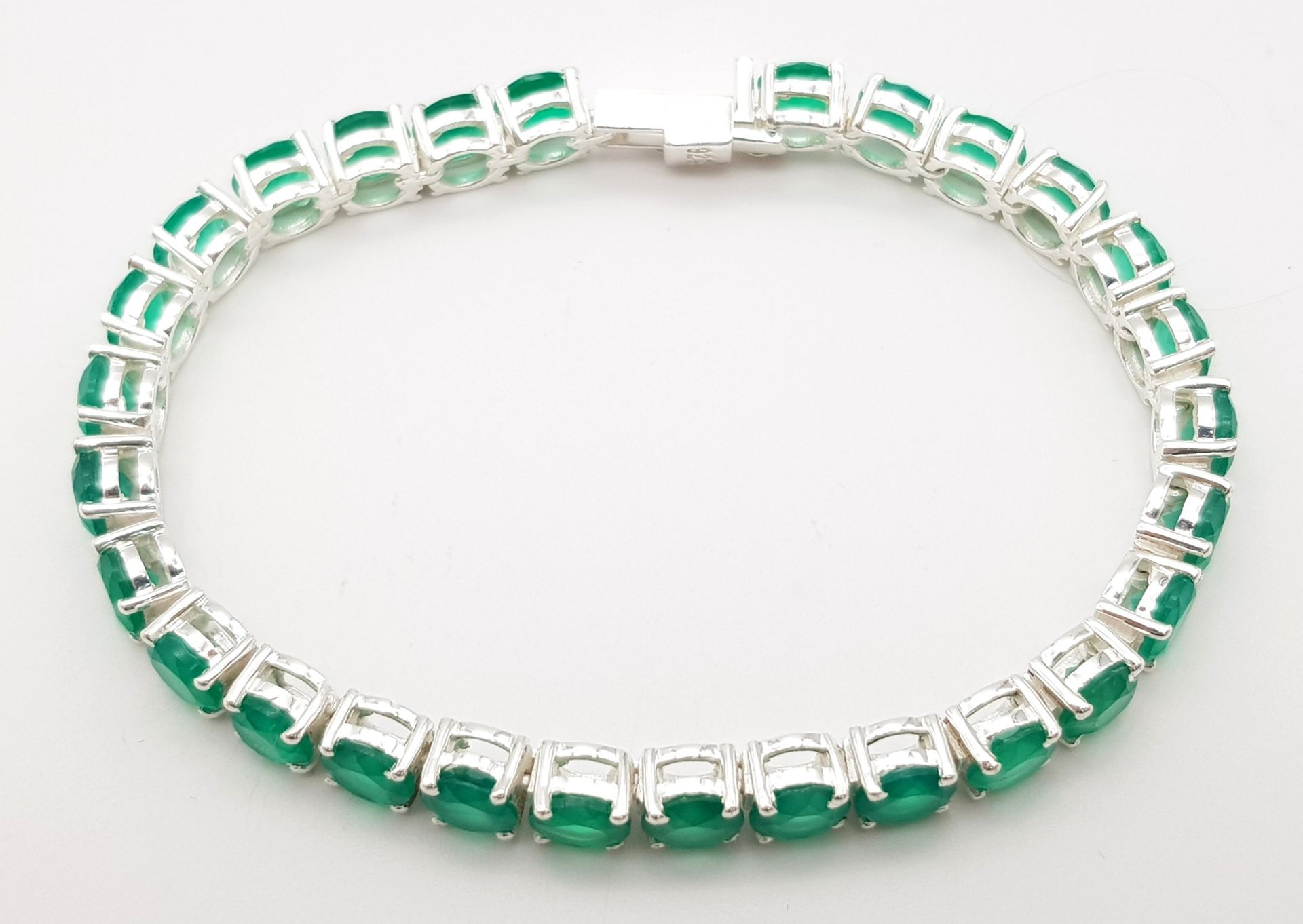 A Green Onyx Tennis Bracelet set in 925 Silver. 18cm. 19g - Bild 3 aus 5