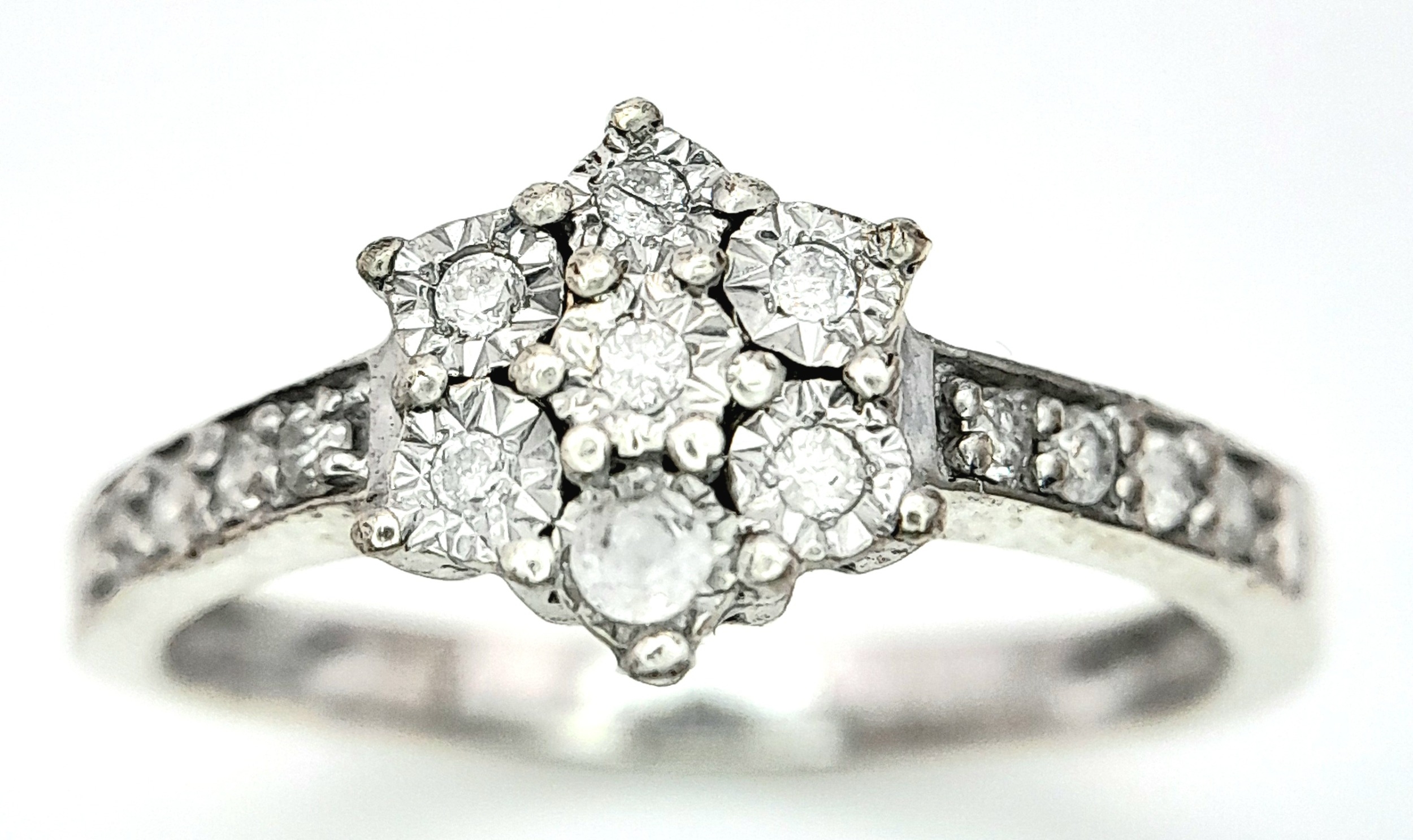 A 9K WHITE GOLD DIAMOND RING. Size M, 2.5g total weight. Ref: SC 8019 - Image 3 of 6