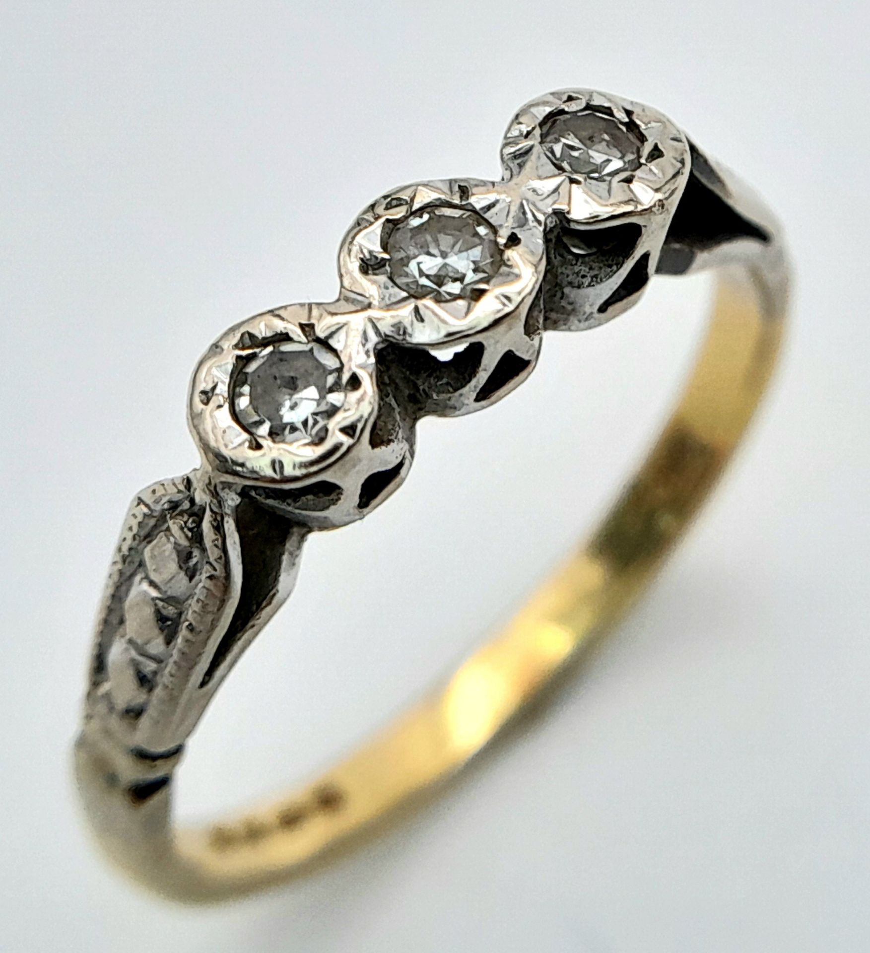 A VINTAGE 18K YELLOW GOLD DIAMOND RING. 1.8G. SIZE J. - Image 4 of 6