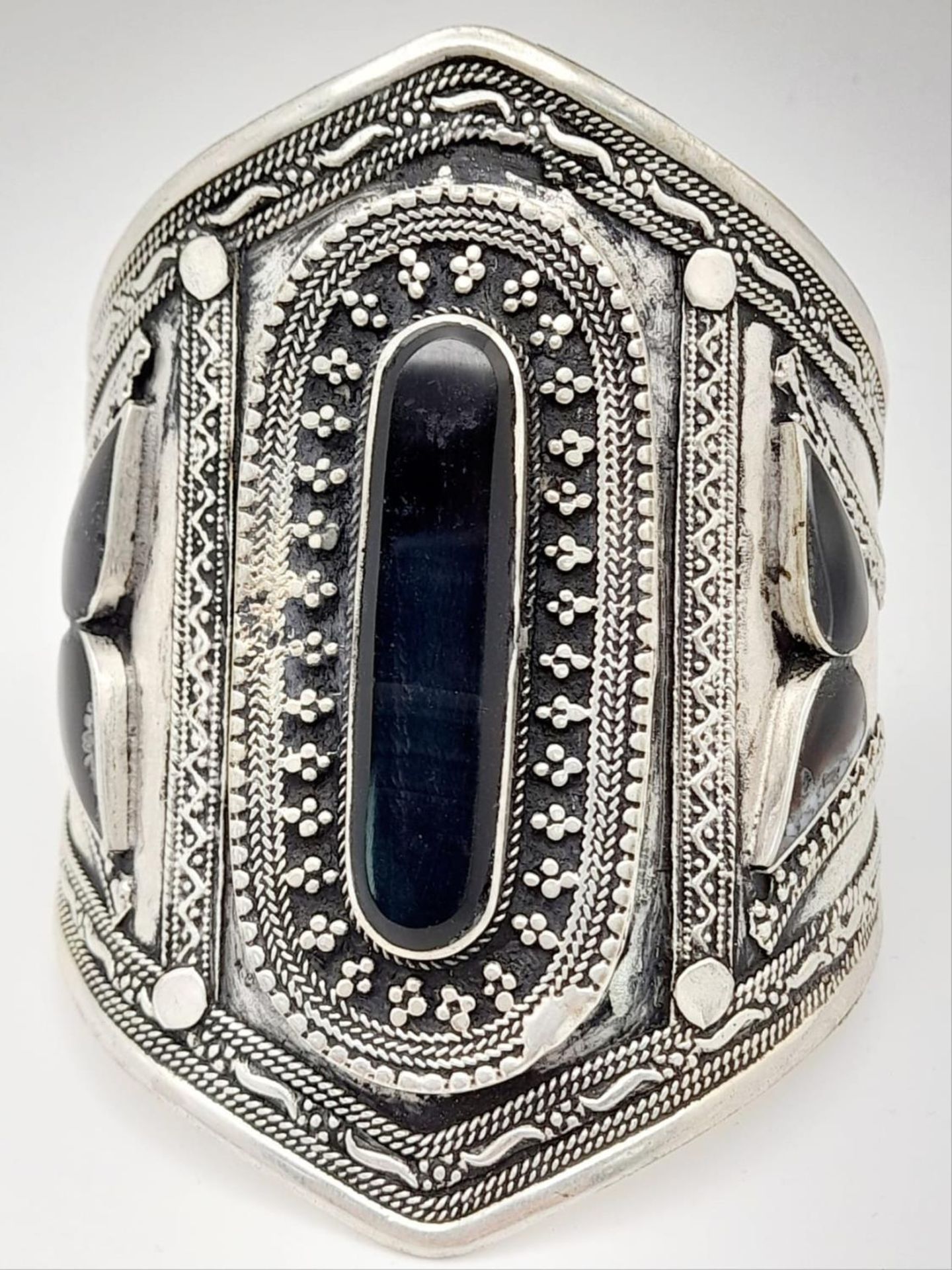 A Black Agate Jewellery Set: Cuff bangle, drop earrings and necklace - 42cm. - Bild 4 aus 7