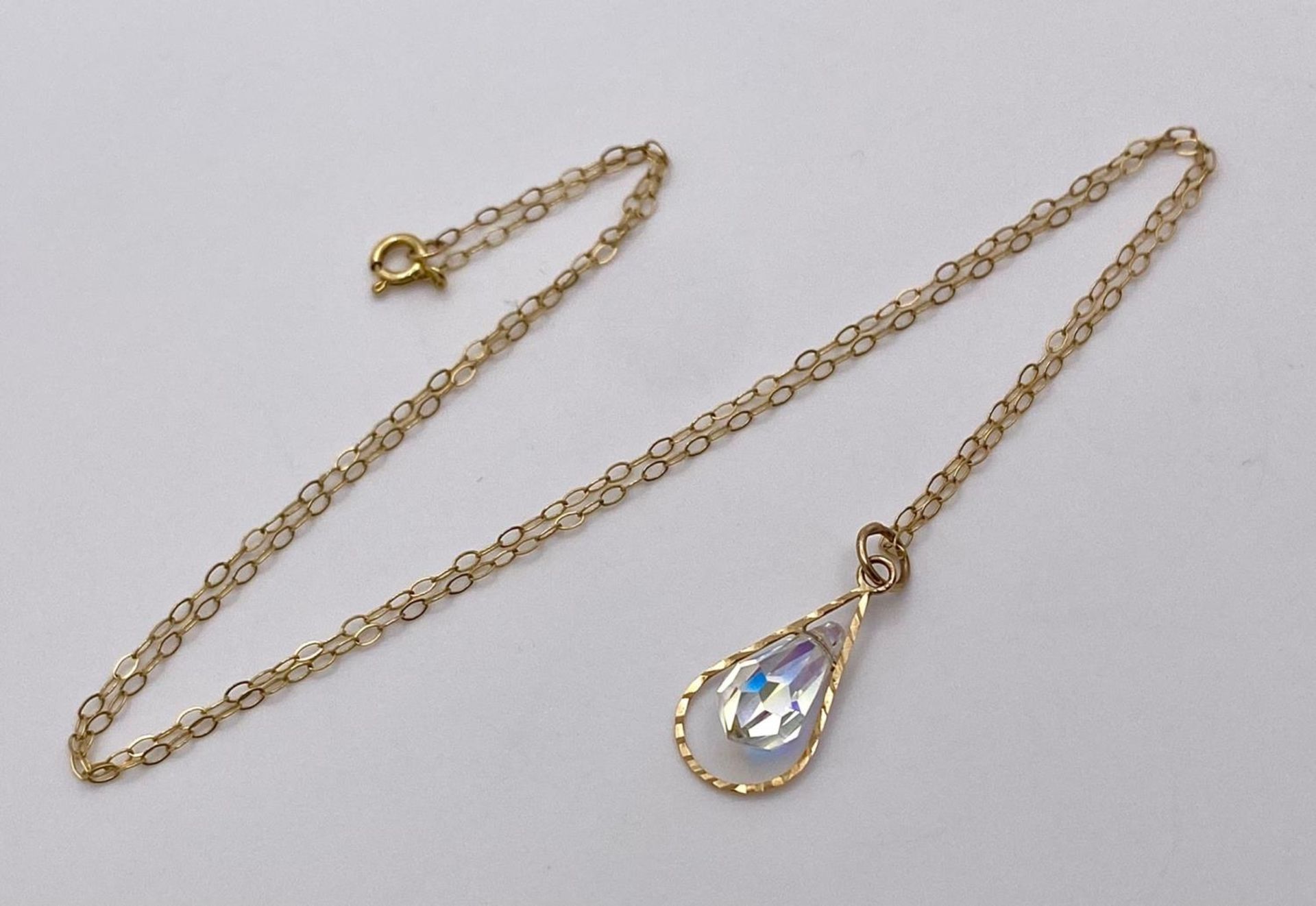 A vintage 9 K yellow gold earrings and pendant set with chain. Adorned with mystic crystals. In - Image 2 of 5
