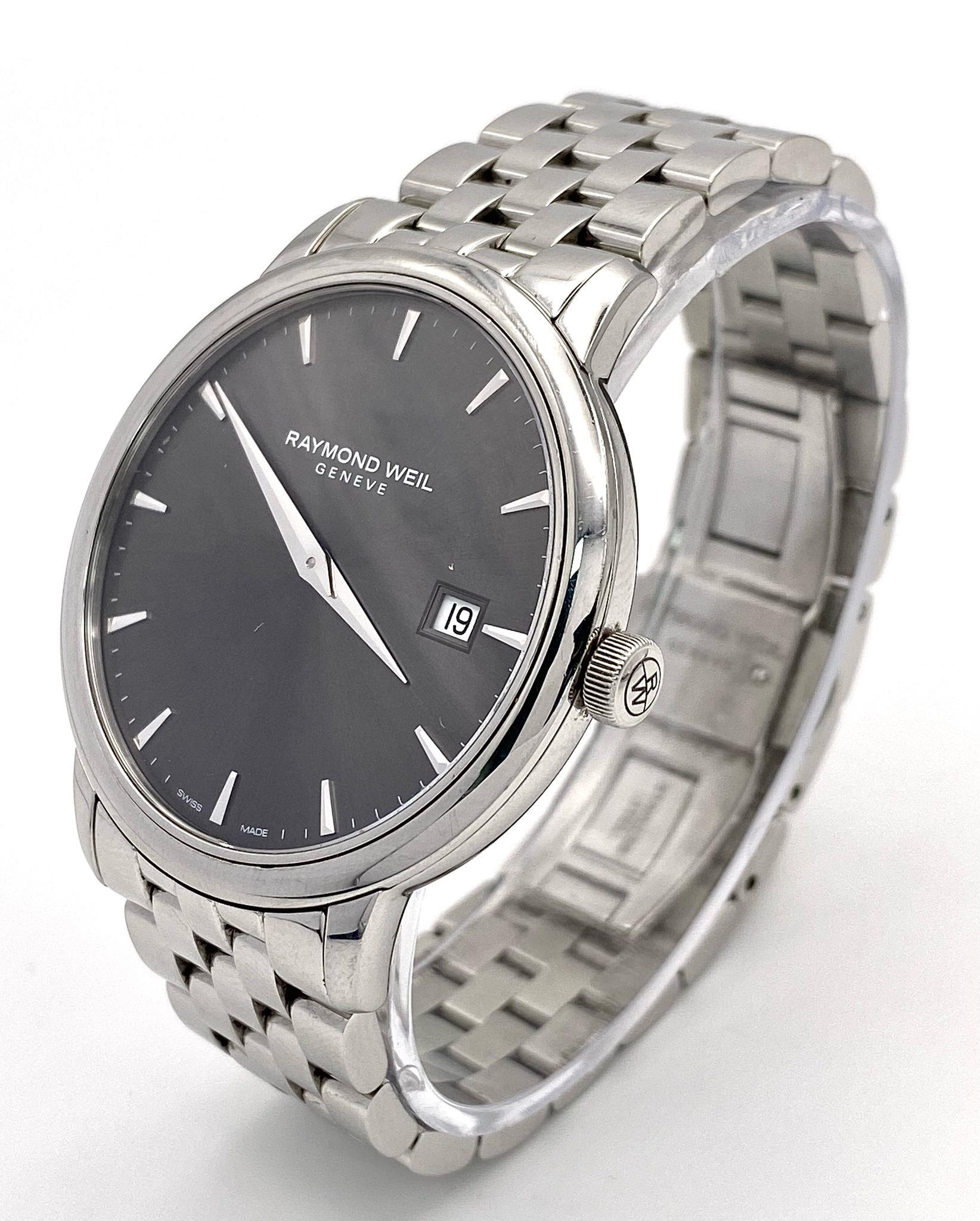 A Classic Raymond Weil Geneve Quartz Gents Watch. Stainless steel bracelet and case - 39mm. Silver - Image 2 of 10