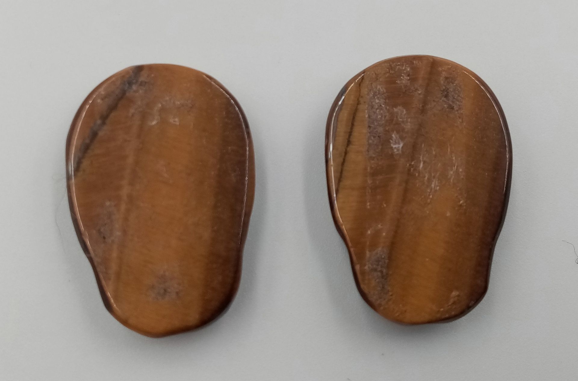 A PAIR OF TIGERS EYE CARVED MATCHING SKULLS - VERY RARE AND UNUSUAL. 20MM X 15.5MM - Bild 3 aus 3