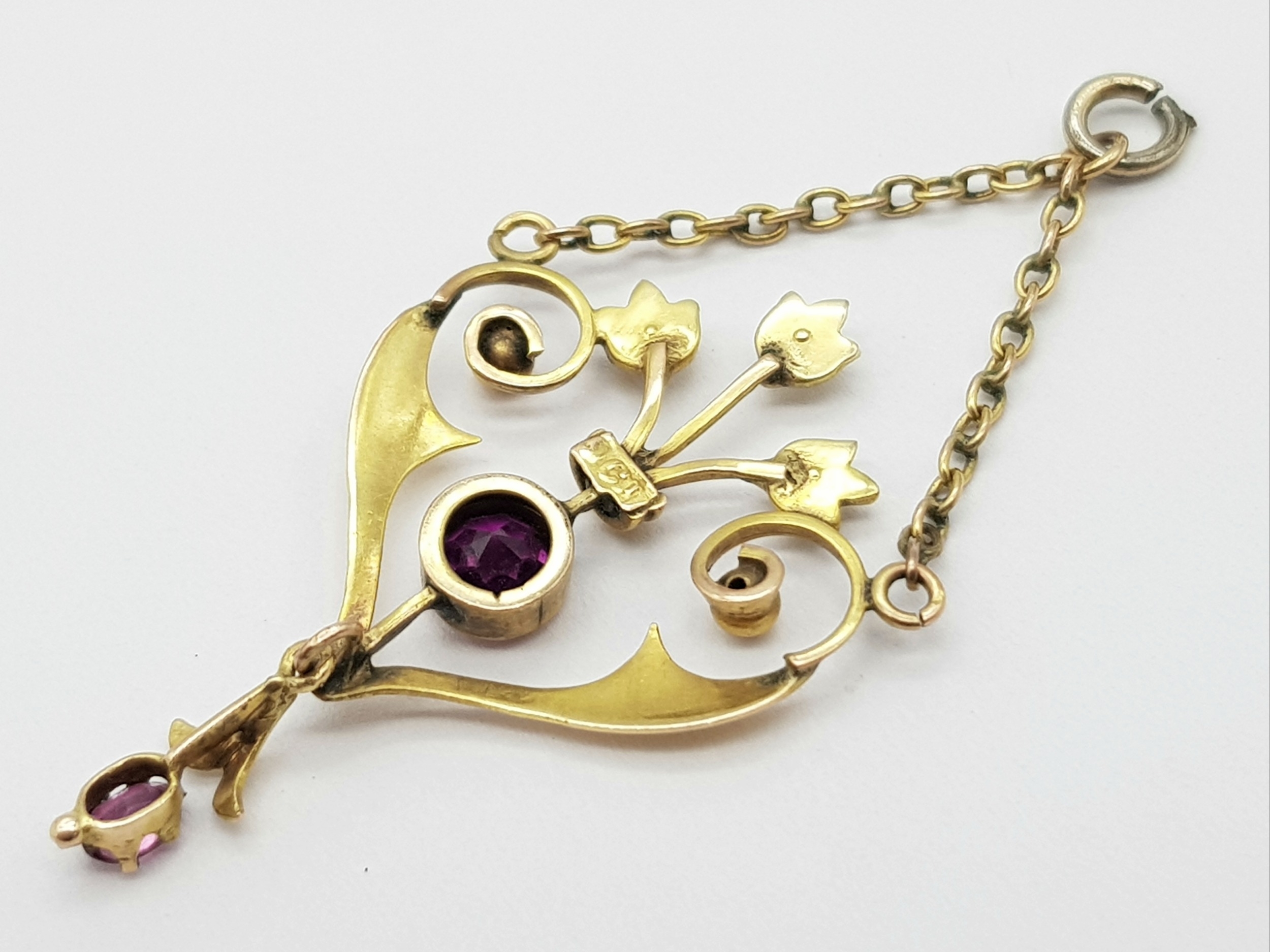 An Antique 9K Yellow Gold Amethyst and Seed Pearl Pendant. Beautiful floral design. 5cm. 1.8g - Image 2 of 5