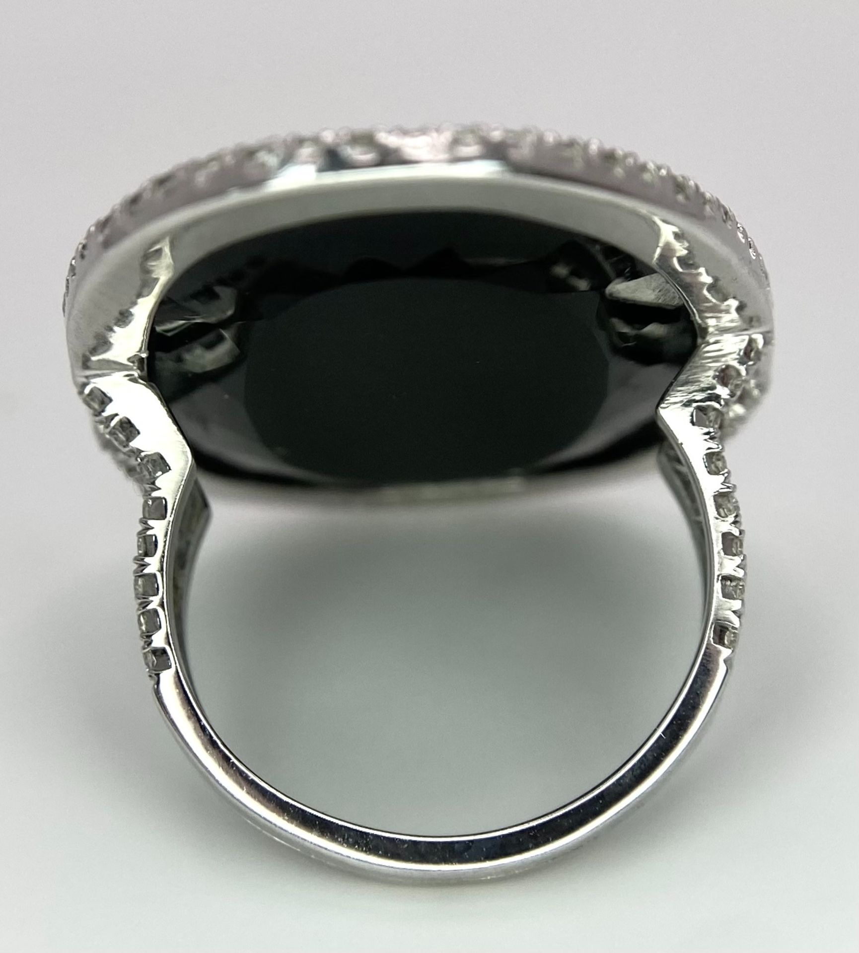 A Beautiful 18k White Gold Black Onyx and Diamond Ladies Dress Ring. Faceted black onyx with a - Bild 5 aus 8
