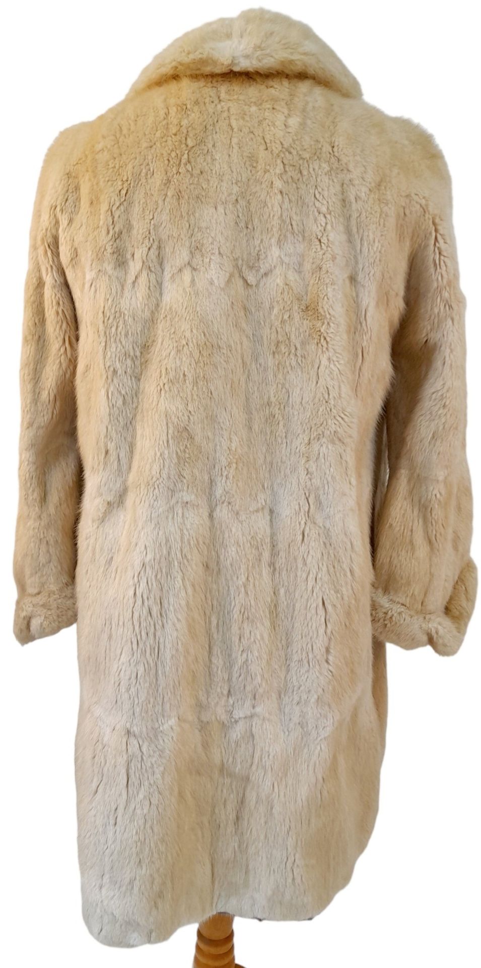 A Barkers of Kensington Three-Quarter Length White Fur Coat. - Bild 4 aus 8