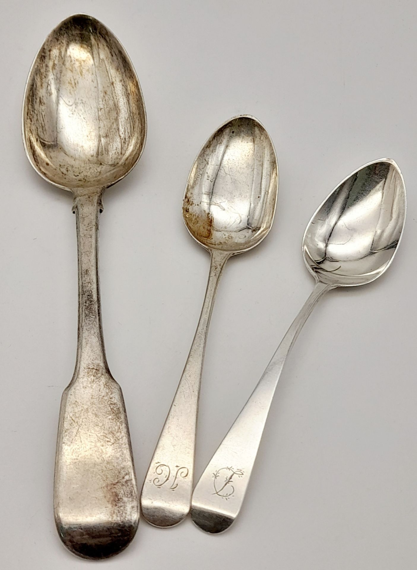 Three Pieces of Georgian Sterling Silver Flatware. Two small spoons and one serving spoon. Hallmarks - Bild 4 aus 5