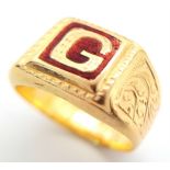 An 18 K yellow gold cygnet ring with a red enamel surface and the letter G. Ring size: N, weight: