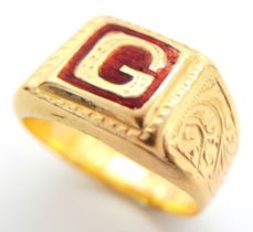 An 18 K yellow gold cygnet ring with a red enamel surface and the letter G. Ring size: N, weight: