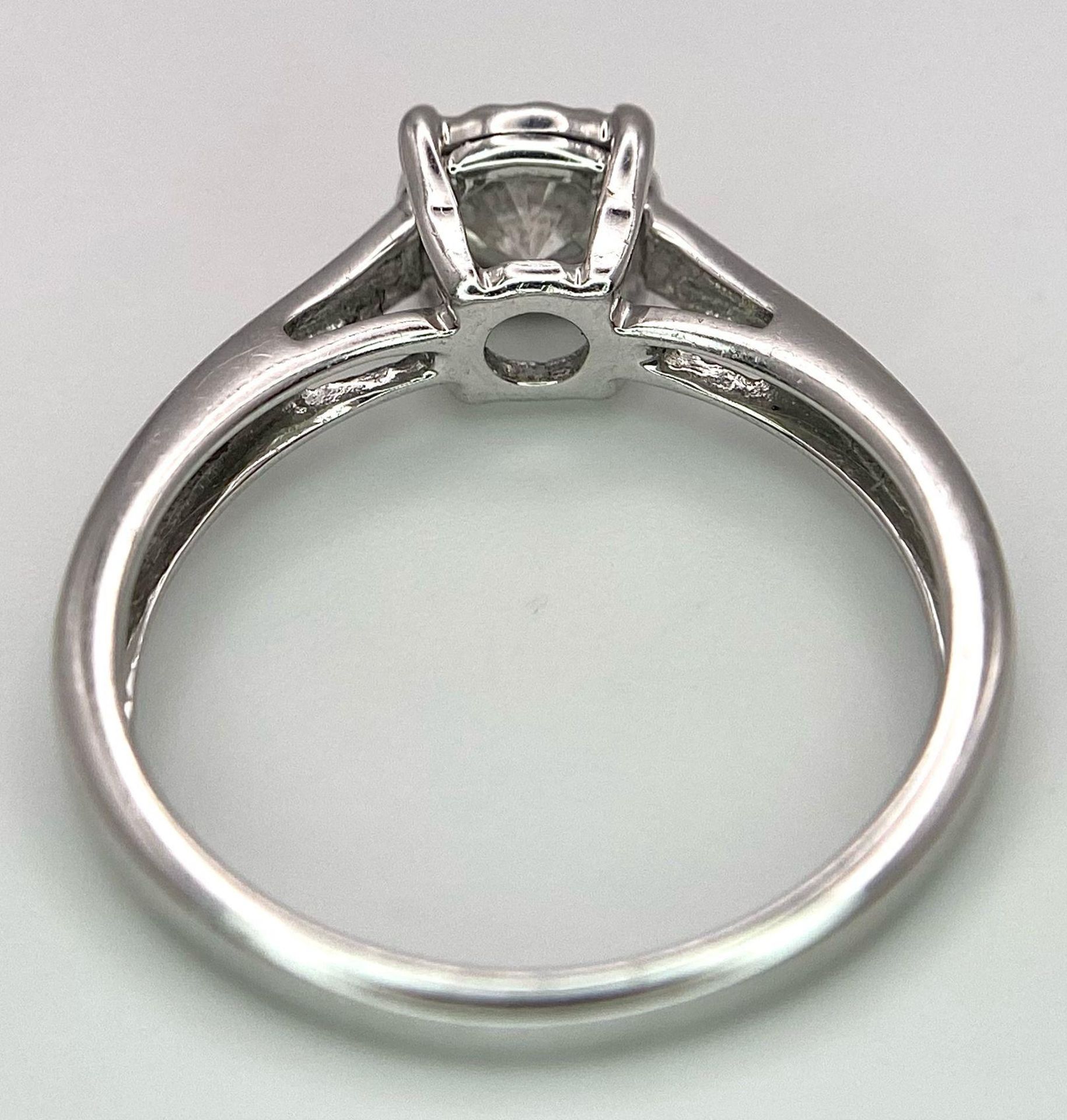 An 18K White Gold Diamond Solitaire Ring. 0.65ct brilliant round cut diamond. Size M. 2.75g total - Bild 8 aus 9