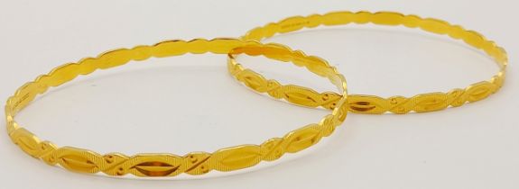 A pair of 22 K yellow gold, beautifully engraved bangles, inner diameter: 65 mm, total weight: 25.