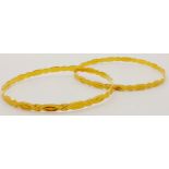 A pair of 22 K yellow gold, beautifully engraved bangles, inner diameter: 65 mm, total weight: 25.