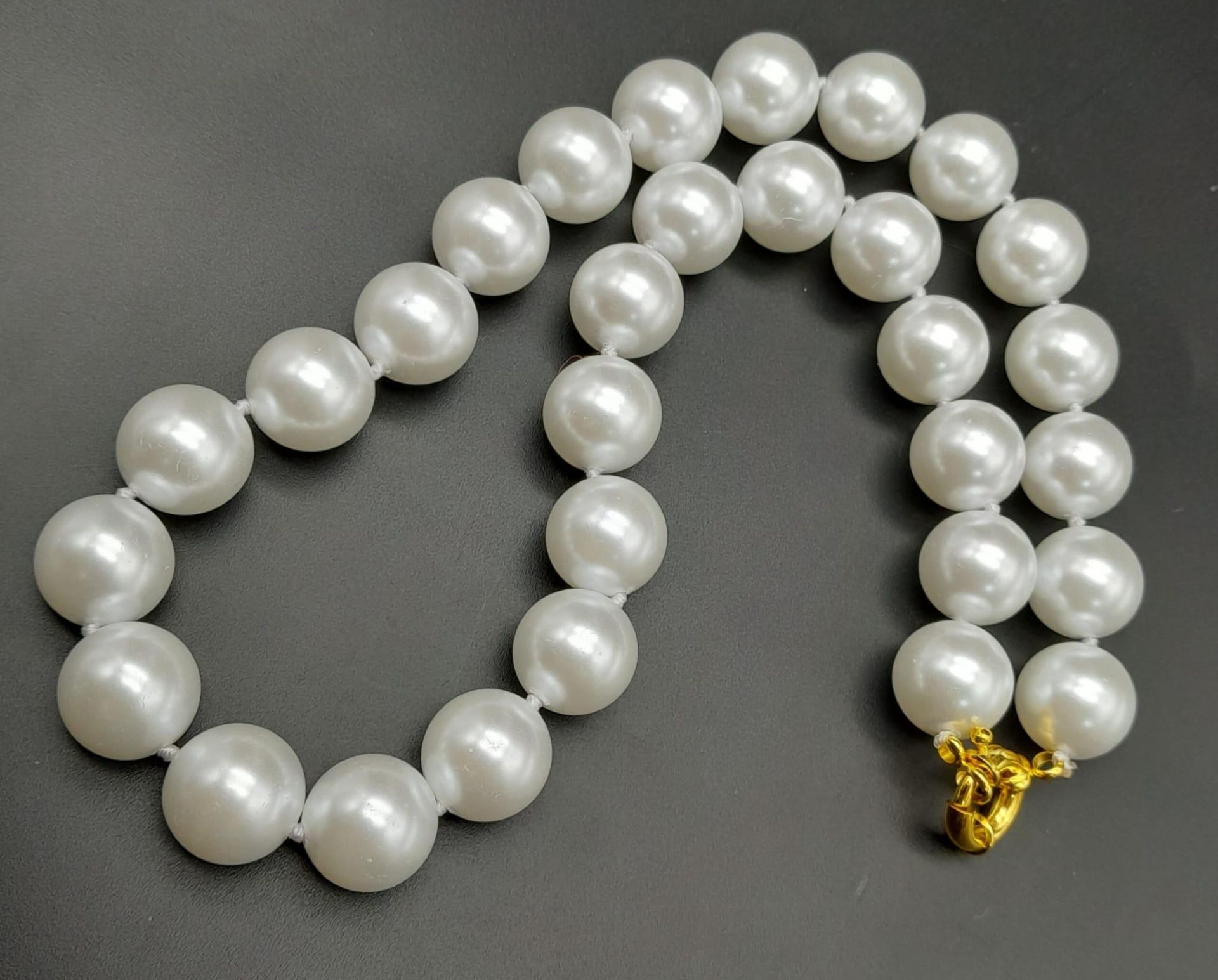A Lovely Bright White South Sea Pearl Shell Bead Necklace. 14mm beads. 42cm necklace length. - Bild 3 aus 5