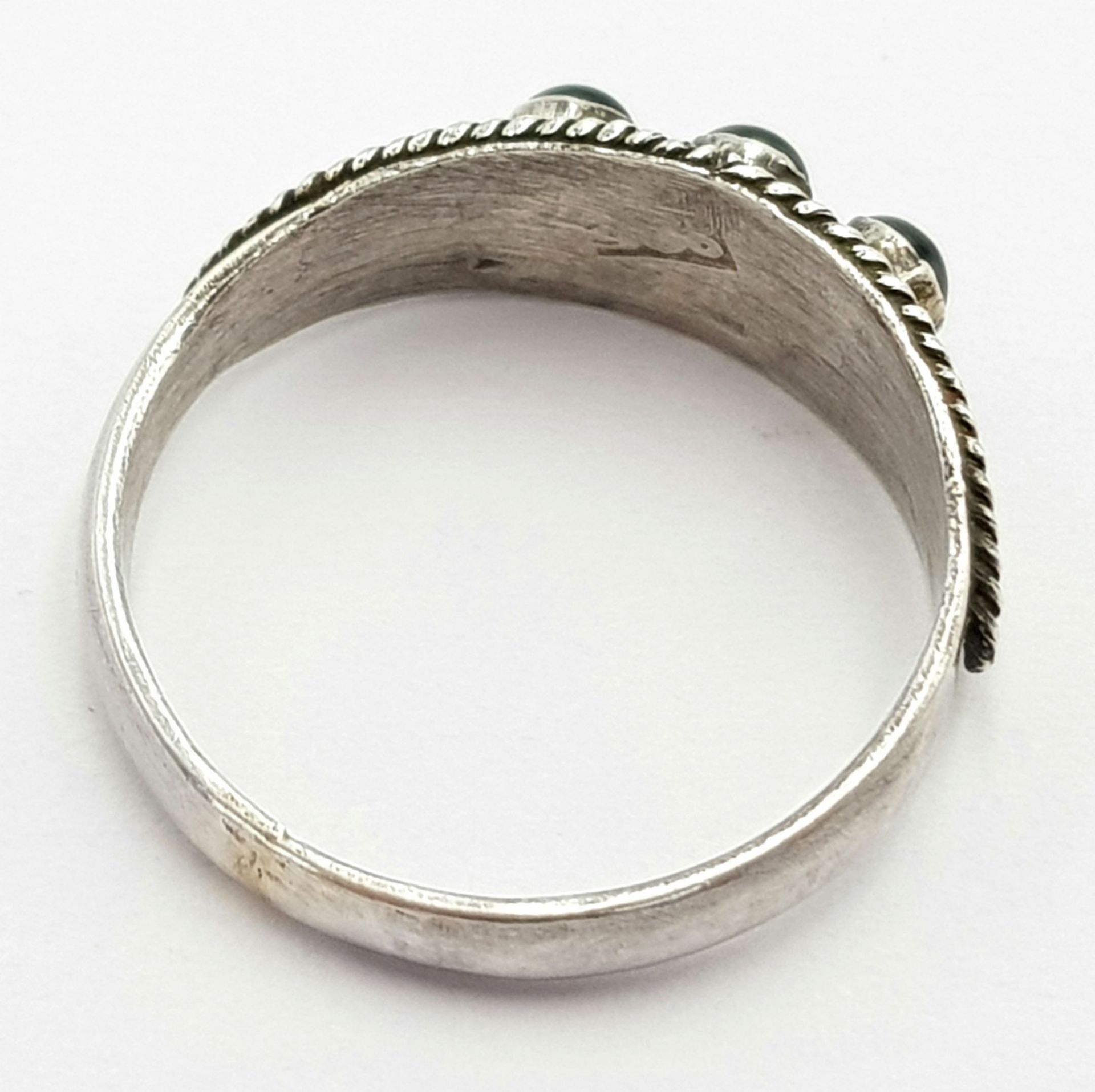 A Vintage or Older, Gold on Sterling Silver, Black Onyx Cabachon Set Ring. Size O. Measures 7mm Wide - Image 4 of 5