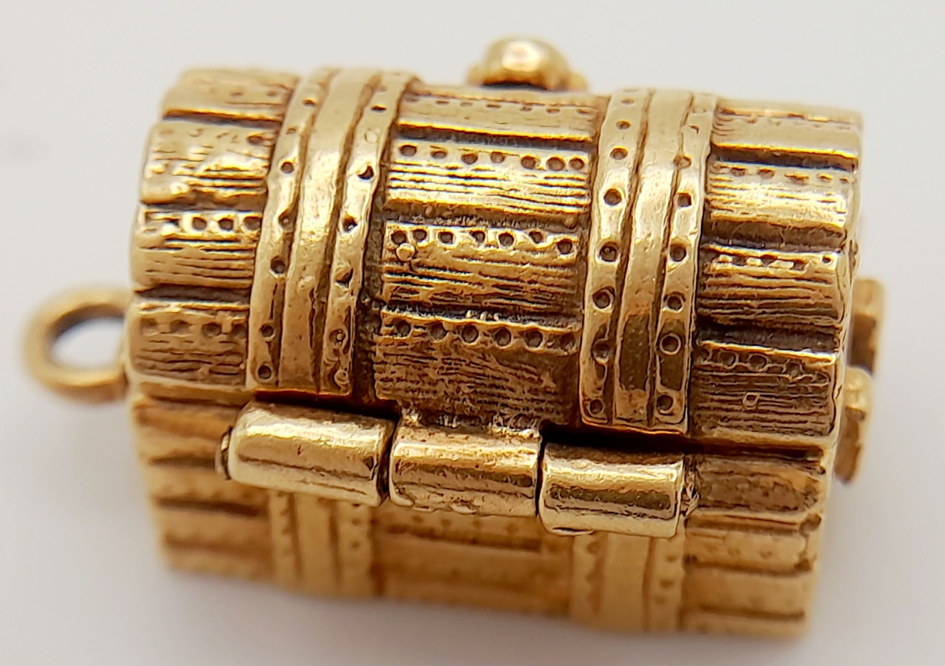 A 9K YELLOW GOLD TREASURE CHEST CHARM, WHICH OPENS TO REVEAL THE TREASURE INSIDE. 2cm length, 6.5g - Image 3 of 5