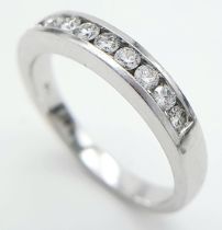 AN 18K WHITE GOLD DIAMOND BAND RING. 0.25CT. 4.1G. SIZE N