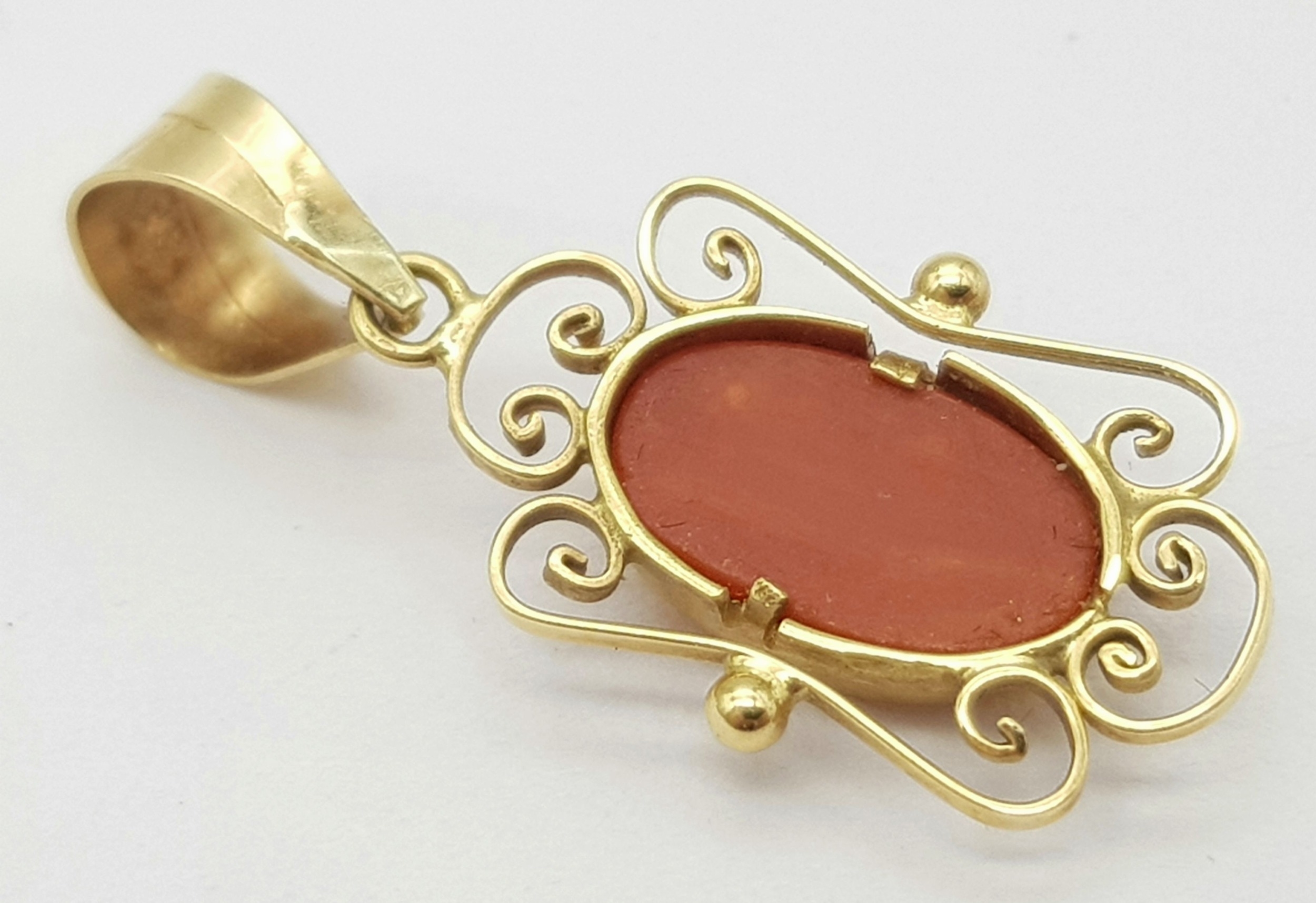 A 18ct Yellow Gold (tested as) Carnelian Fancy Pendant, 10mmx6mm carnelian, 1.4g weight, approx 26mm - Image 2 of 4