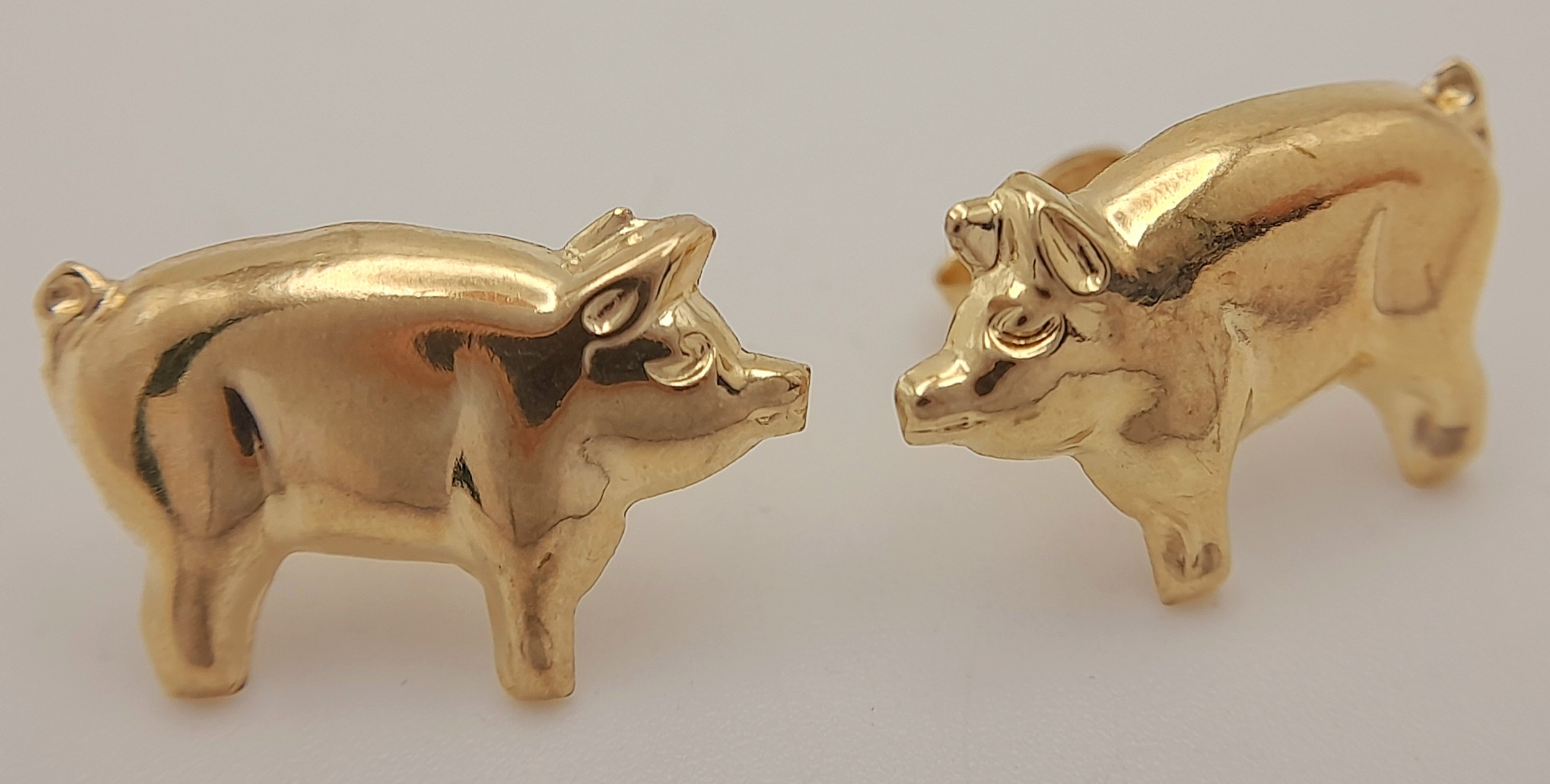 A Pair of 9K Yellow Gold Pig Stud Earrings. 15mm. Ref: 68401N
