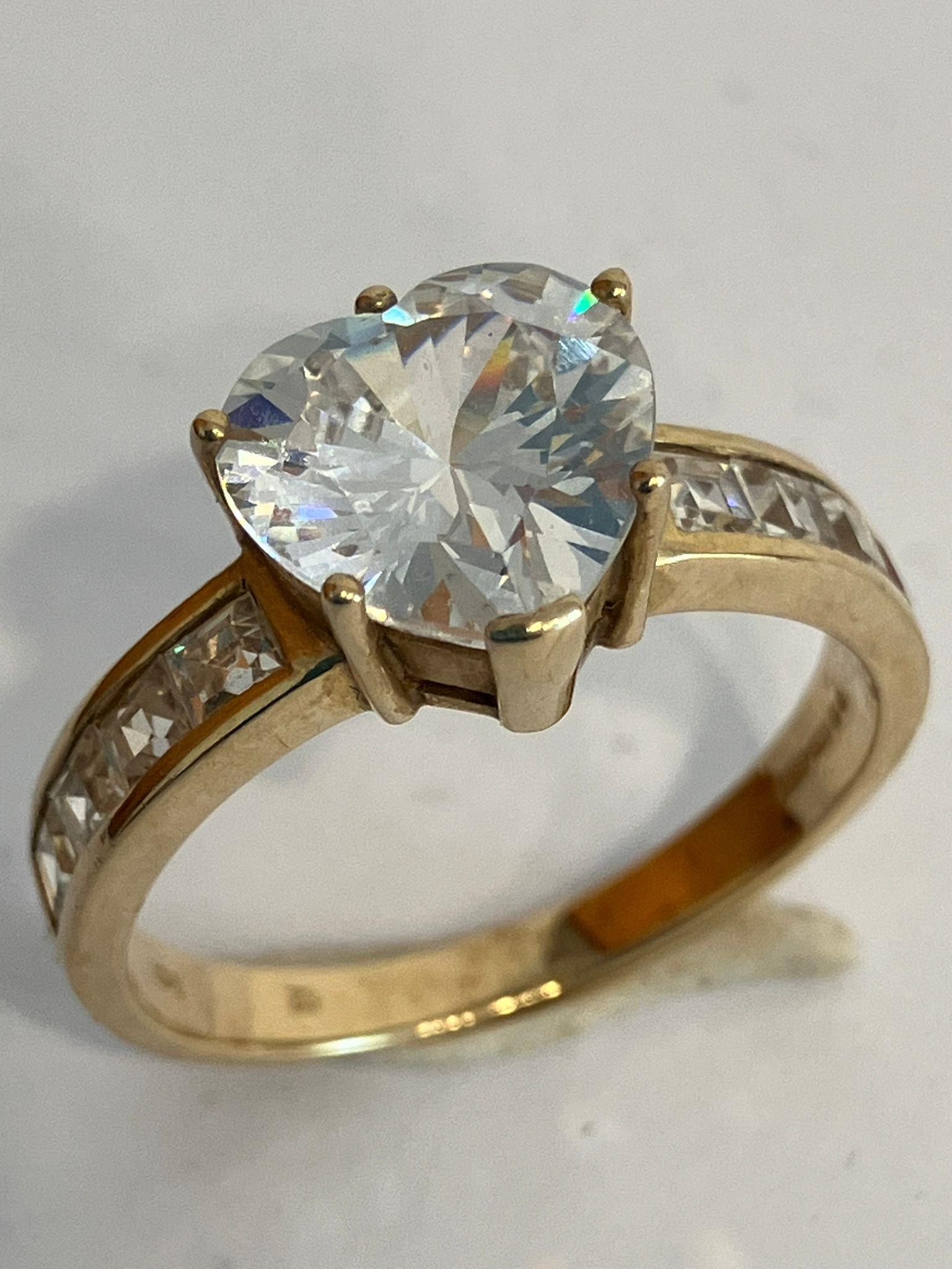 Fabulous 9 carat GOLD RING a with light-catching Zirconia Gemstone SOLITAIRE mounted to top. Full UK - Image 2 of 5