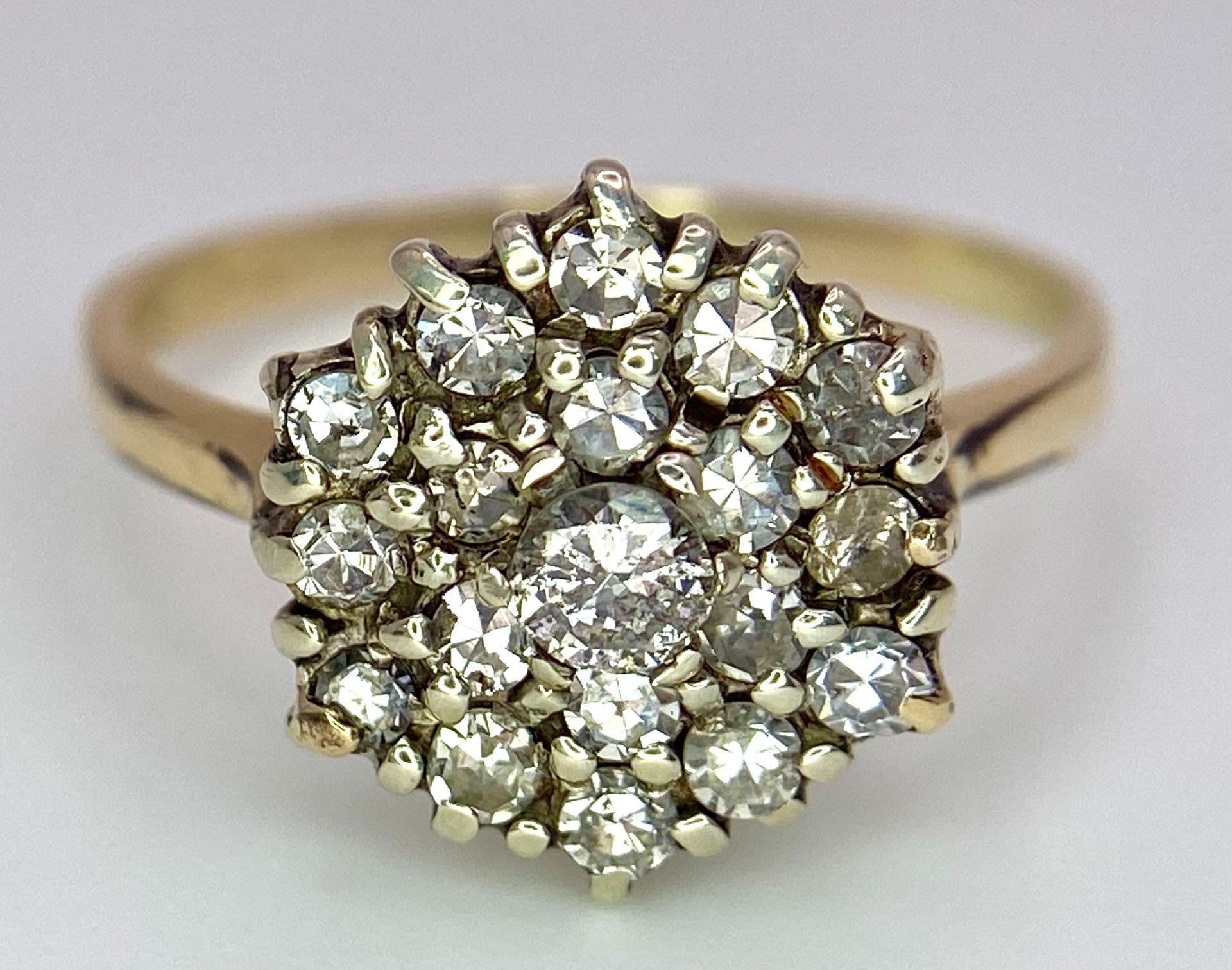 A 9K YELLOW GOLD DIAMOND CLUSTER RING. 0.50CT. 2.4G. SIZE M. - Image 4 of 5