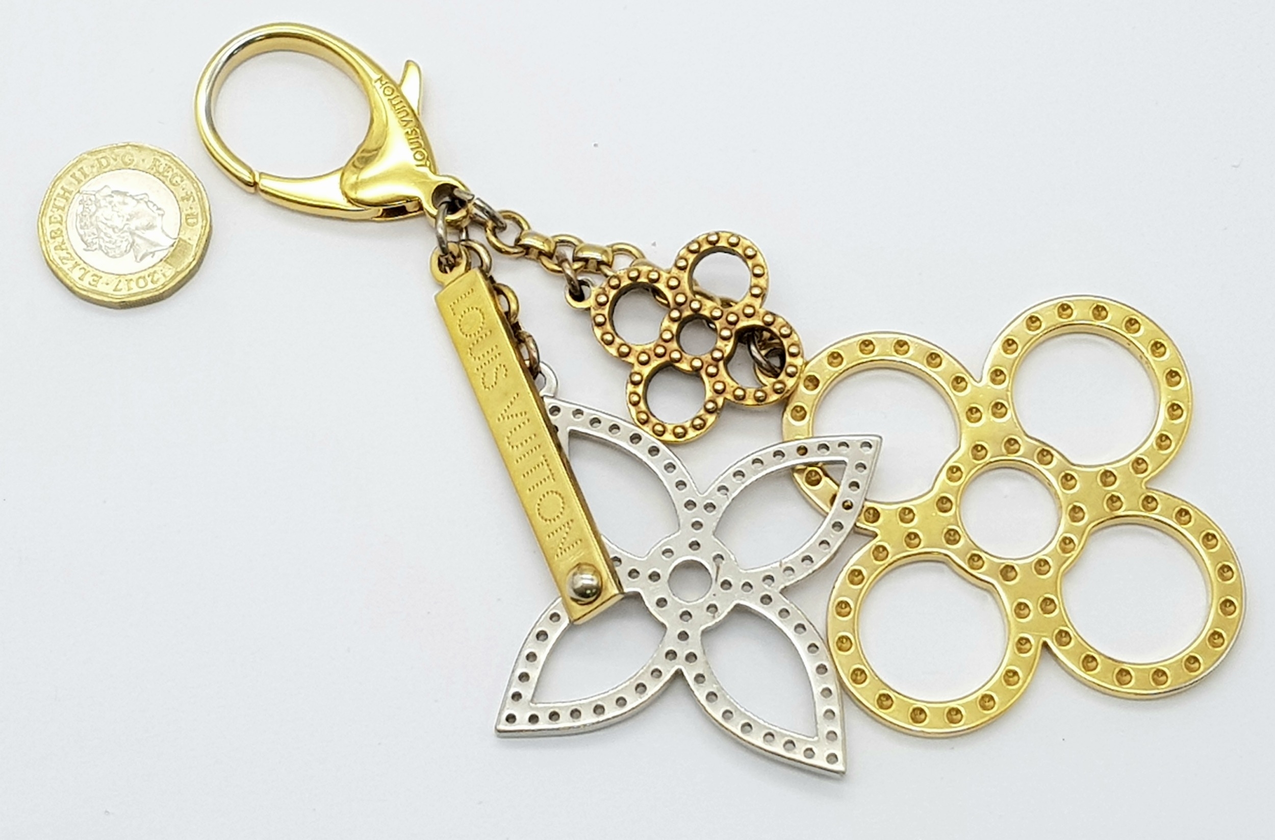 A Louis Vuitton Bijoux Sac Tapage Charm/Key Ring. Gold and silver-toned hardware with iconic LV - Image 3 of 7