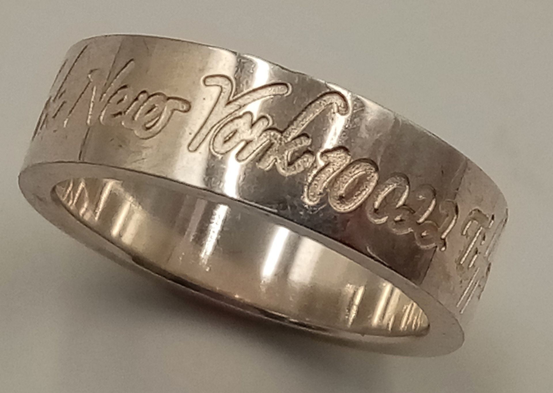 A TIFFANY & CO STERLING SILVER BAND RING, 727 NEW YORK FIFTH AVENUE. Size N, 5g total weight. Ref: - Bild 3 aus 5