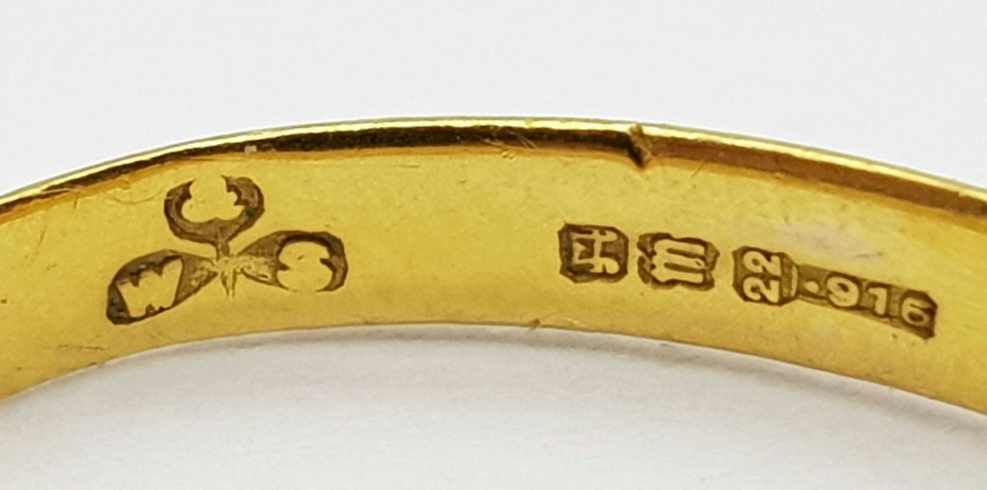 A 22K GOLD BAND RING . 2.5gms size W - Bild 4 aus 4