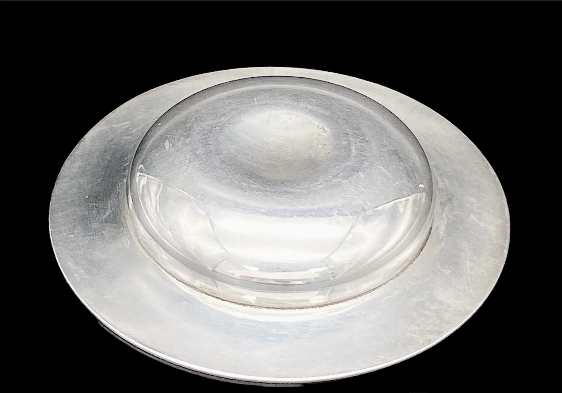 A SOLID SILVER ARMADA TYPE DISH . 48.8gms 8cms DIAMETER - Image 3 of 3