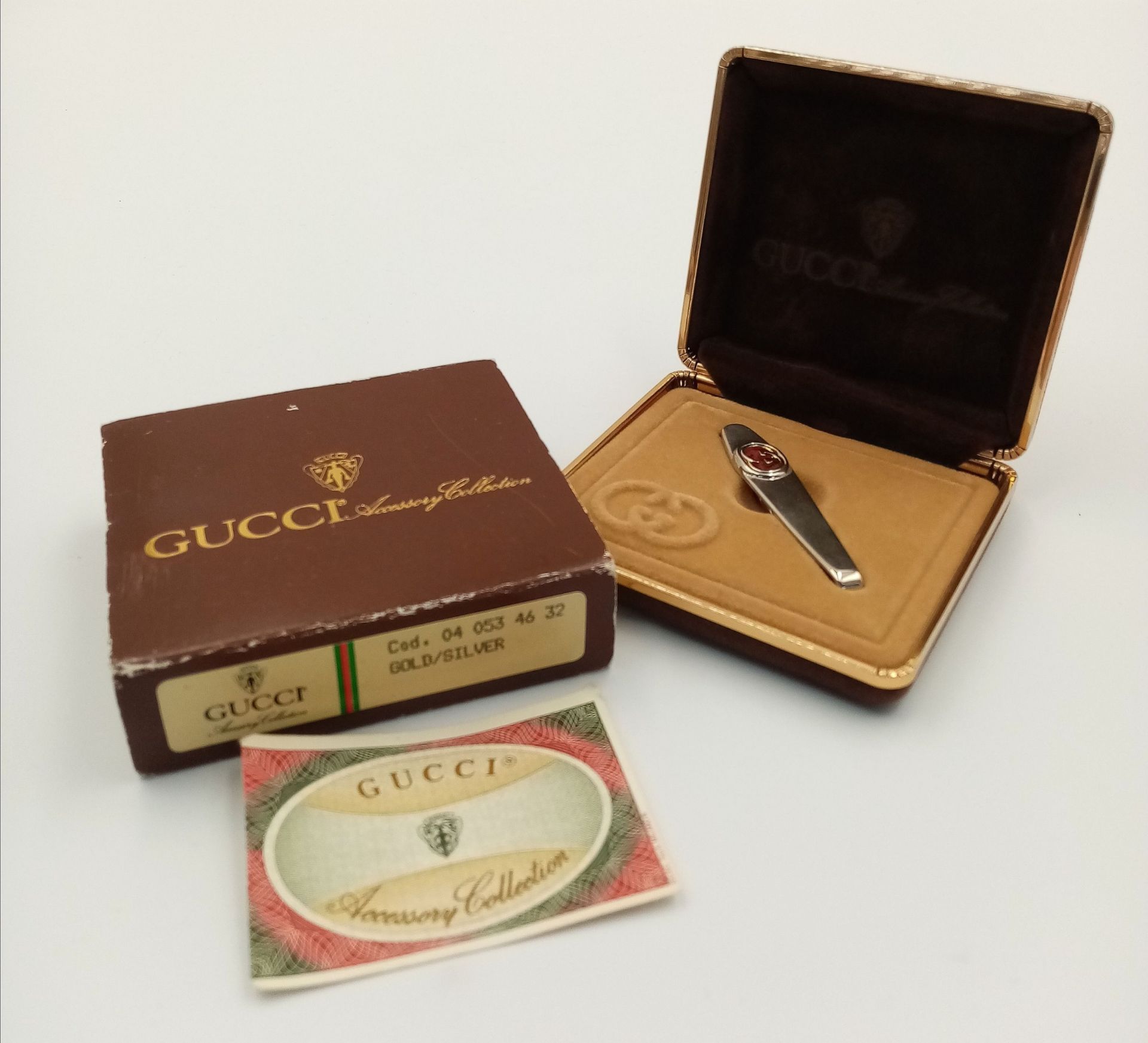 A Gucci Silver Tone Tie Clip. Comes with original packaging. Ref: 016977