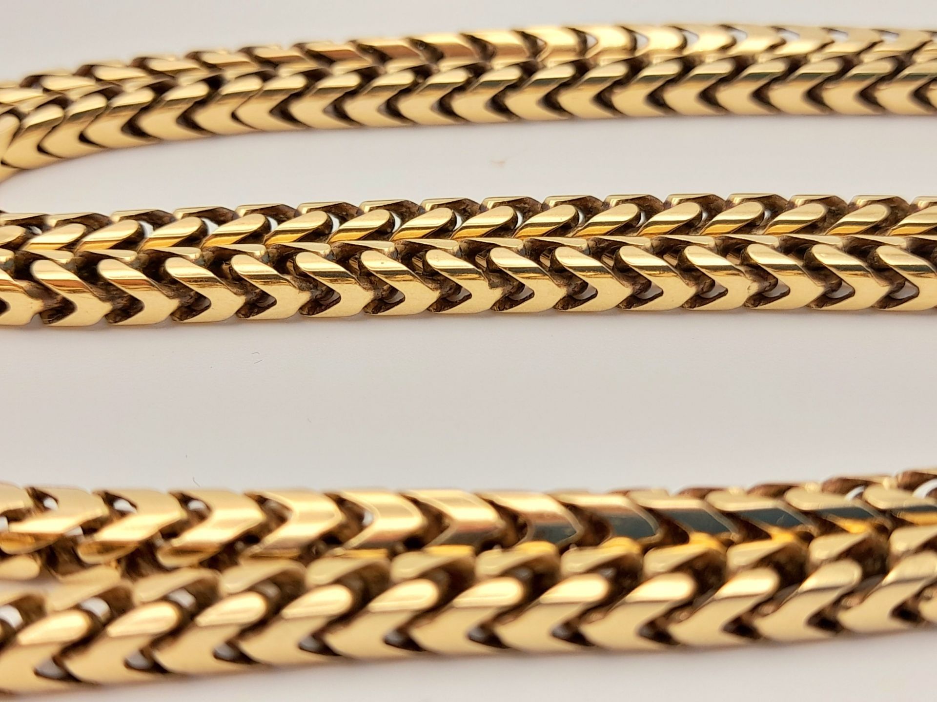 A beautiful 9 K yellow gold heavy chain necklace with a herringbone design, length: 63 cm, weight: - Bild 2 aus 6