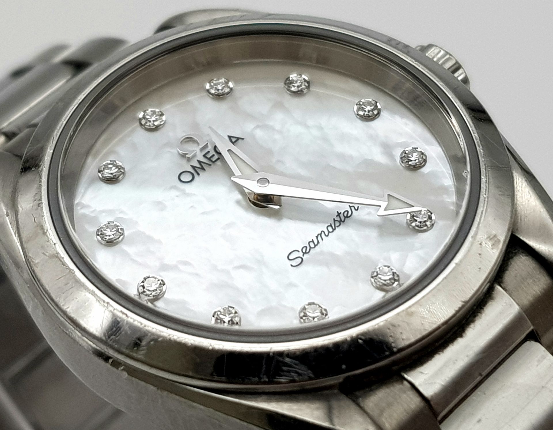 A STUNNING OMEGA "SEAMASTER" LADIES WATCH IN STAINLESS STEEL WITH MOTHER OF PEARL DIAL AND DIAMOND - Image 5 of 8