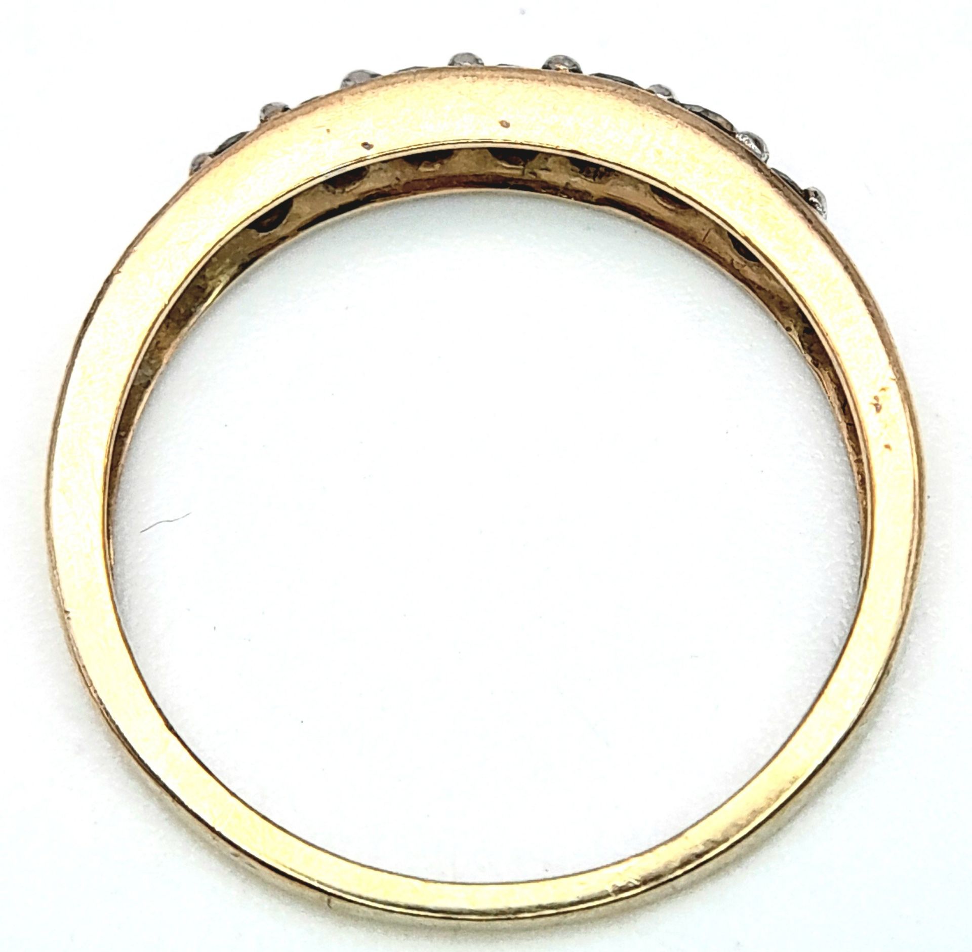 A 9K YELLOW GOLD DIAMOND SET BAND RING. 0.25ctw, Size N, 1.8g total weight. Ref: SC 8007 - Bild 5 aus 6