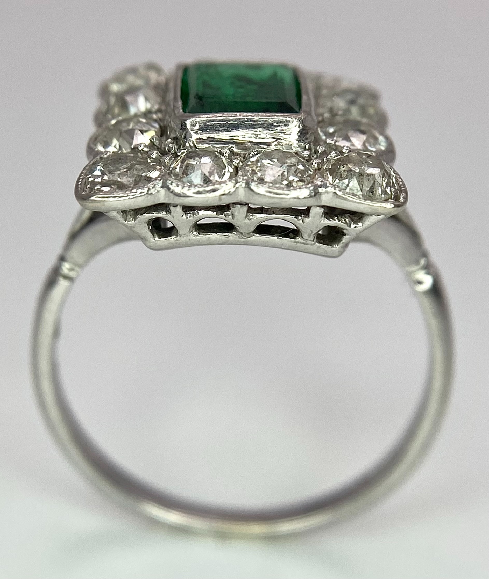 AN 18K WHITE GOLD (TESTED) EDWARDIAN OLD CUT DIAMOND AND EMERALD CLUSTER RING. 1.20CT OF OLD CUT - Image 6 of 9