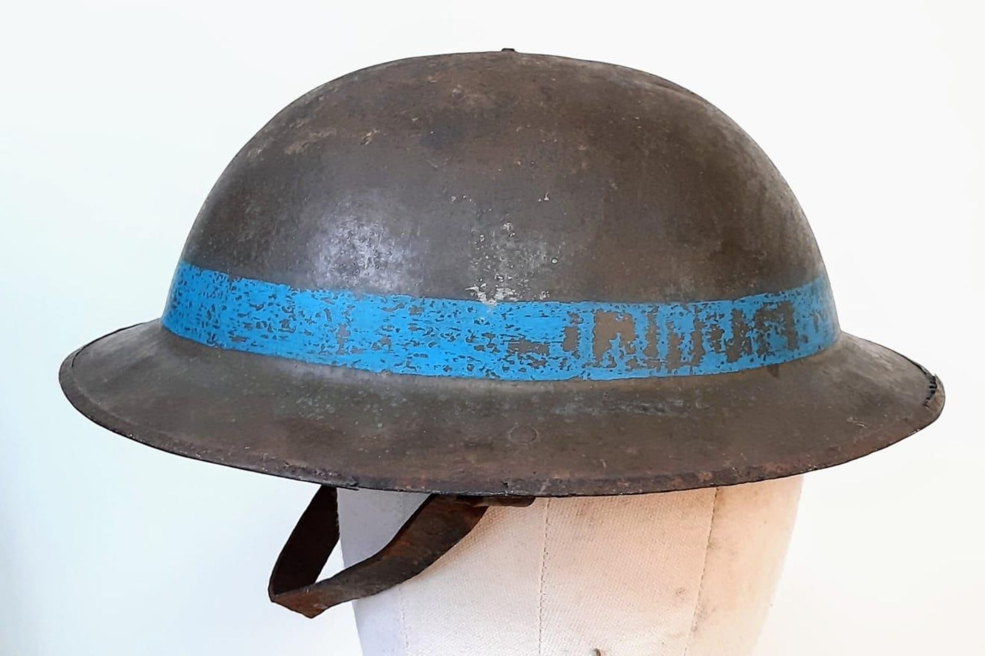 WW1 British Brodie Helmet with Blue Band for the 1st Bn East Yorks circa 1918. Lots of the - Bild 2 aus 7