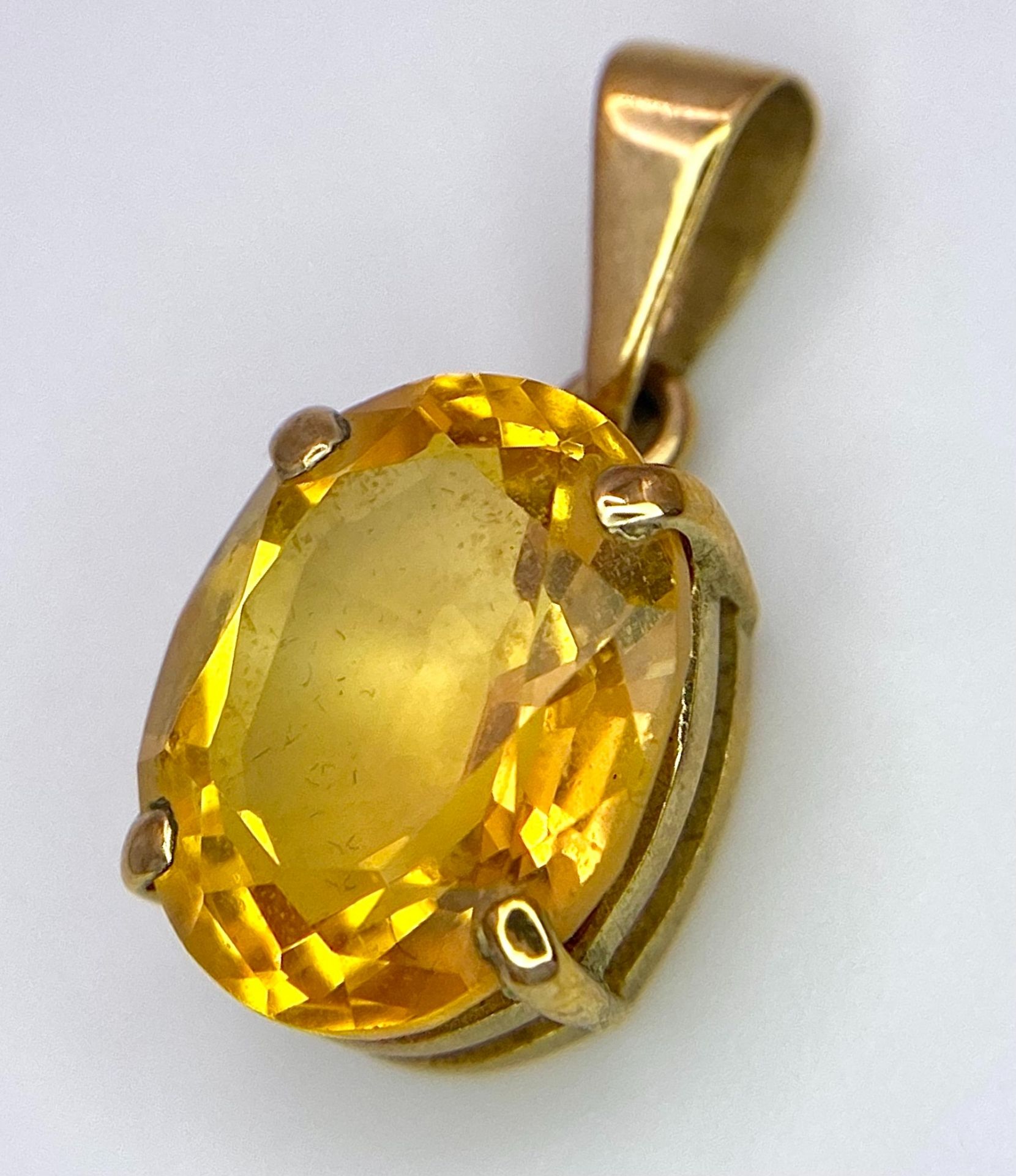 A Vintage 9K Yellow Gold Citrine Pendant. Oval cut, rich cognac colour. 2cm. 1.76g
