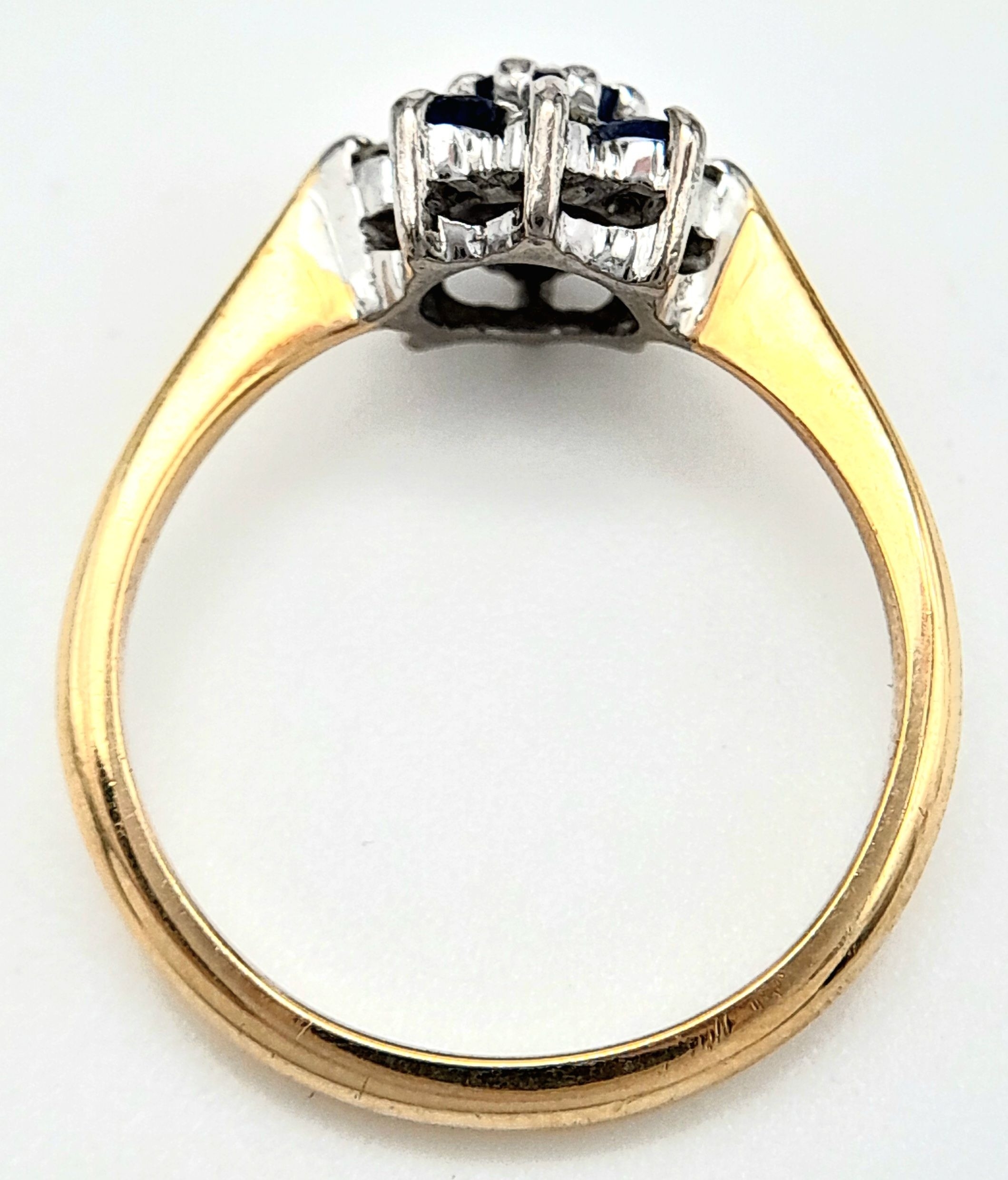 AN 18K YELLOW GOLD DIAMOND AND SAPPHIRE CLUSTER RING. 3.3G. SIZE L - Image 4 of 6