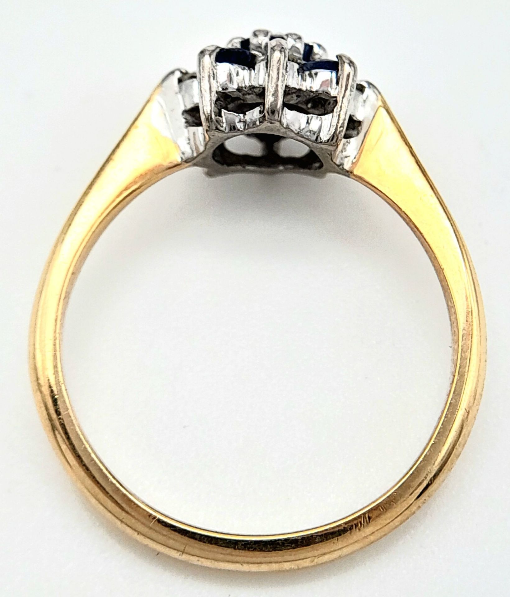 AN 18K YELLOW GOLD DIAMOND AND SAPPHIRE CLUSTER RING. 3.3G. SIZE L - Bild 4 aus 6