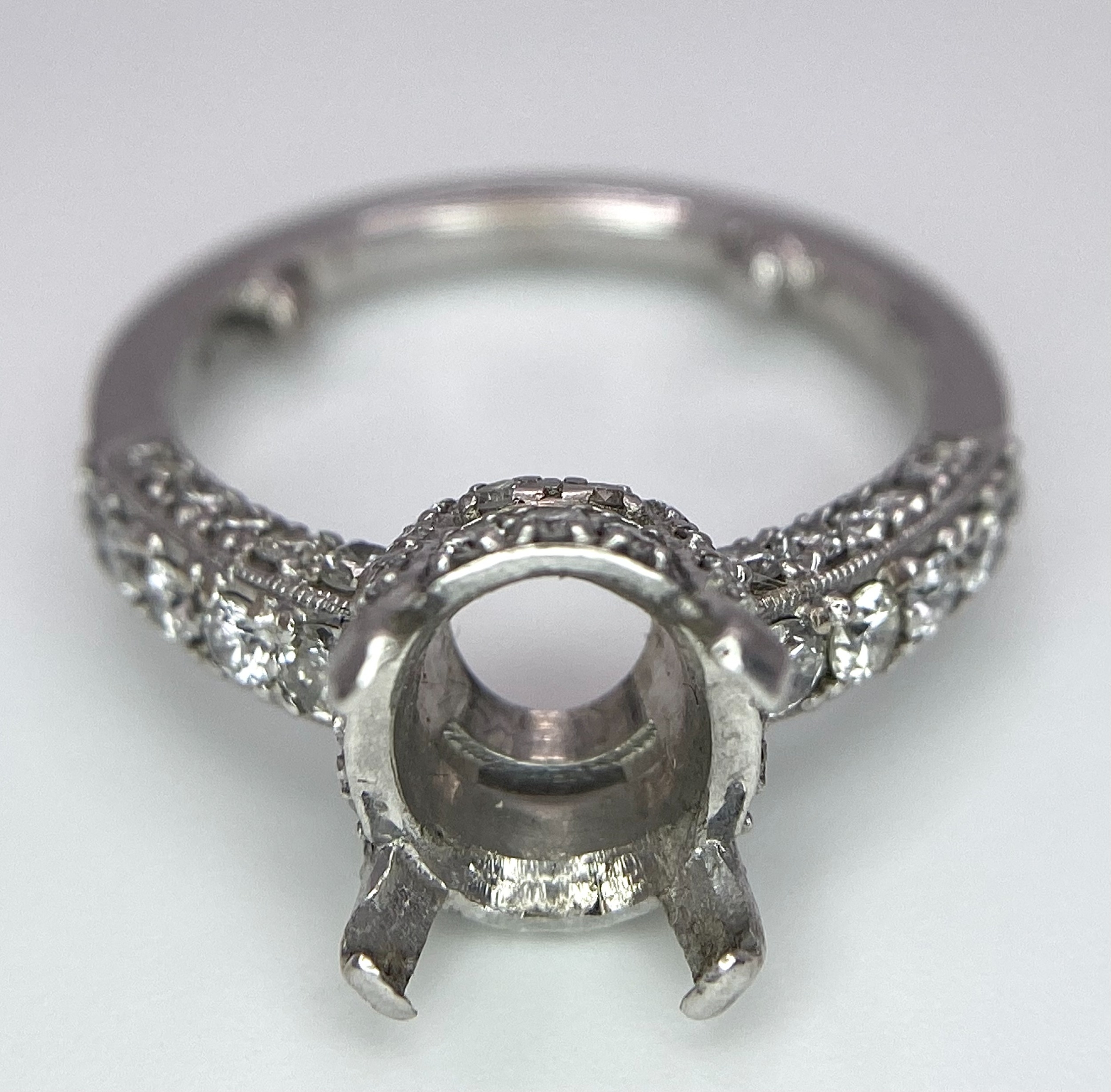 AN 18K WHITE GOLD 4 CLAW SINGLE STONE RING WITH DIAMOND SET BEZEL, SHOULDERS AND SIDES - Ready to - Image 4 of 6