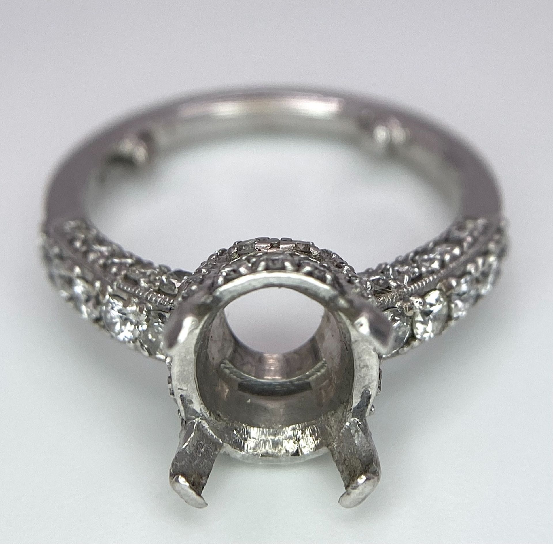 AN 18K WHITE GOLD 4 CLAW SINGLE STONE RING WITH DIAMOND SET BEZEL, SHOULDERS AND SIDES - Ready to - Bild 4 aus 6