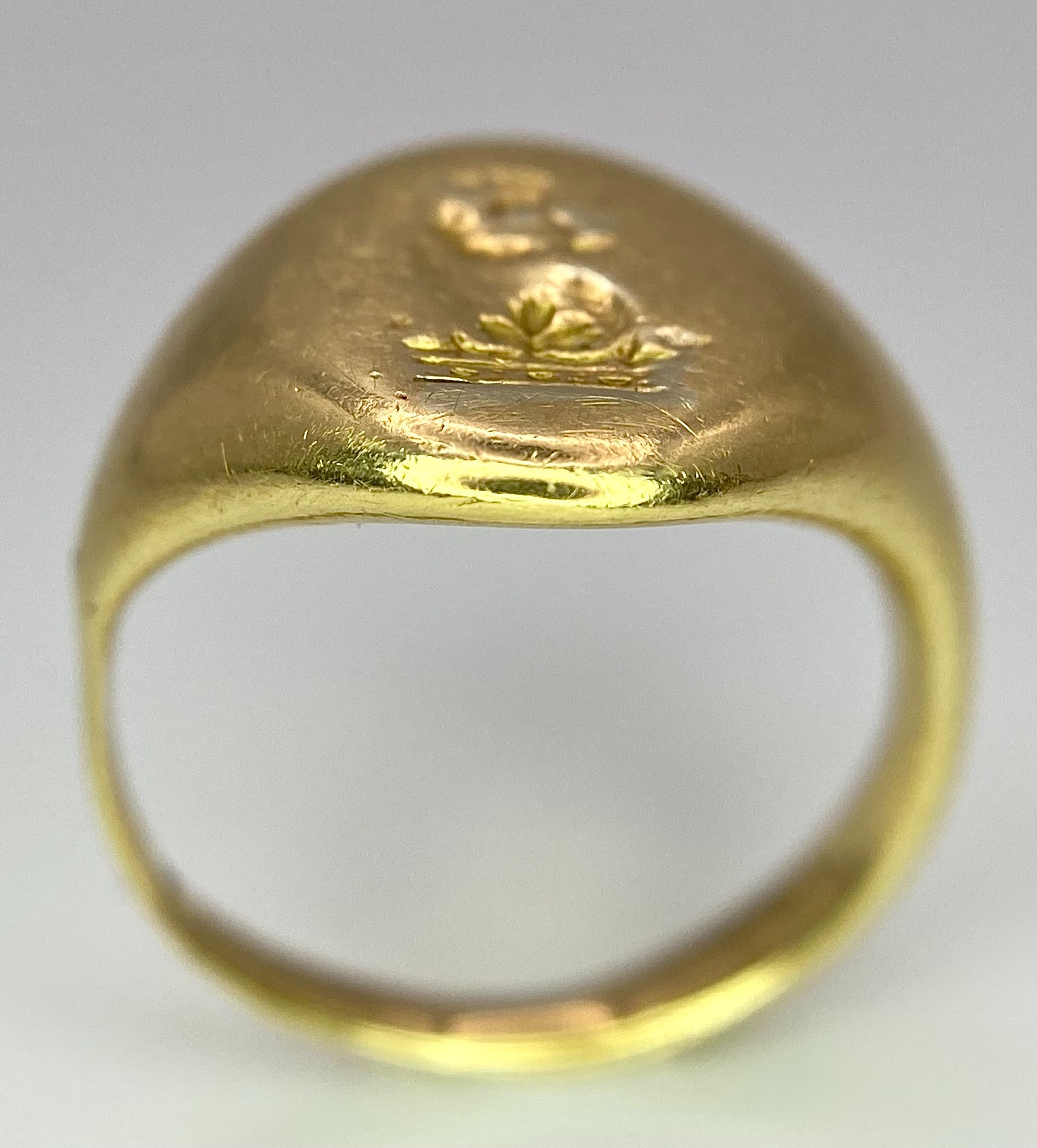 AN 18K YELLOW GOLD VINTAGE SEAL ENGRAVED SIGNET RING. Size K, 7.8g total weight. Ref: SC 8060 - Image 8 of 9