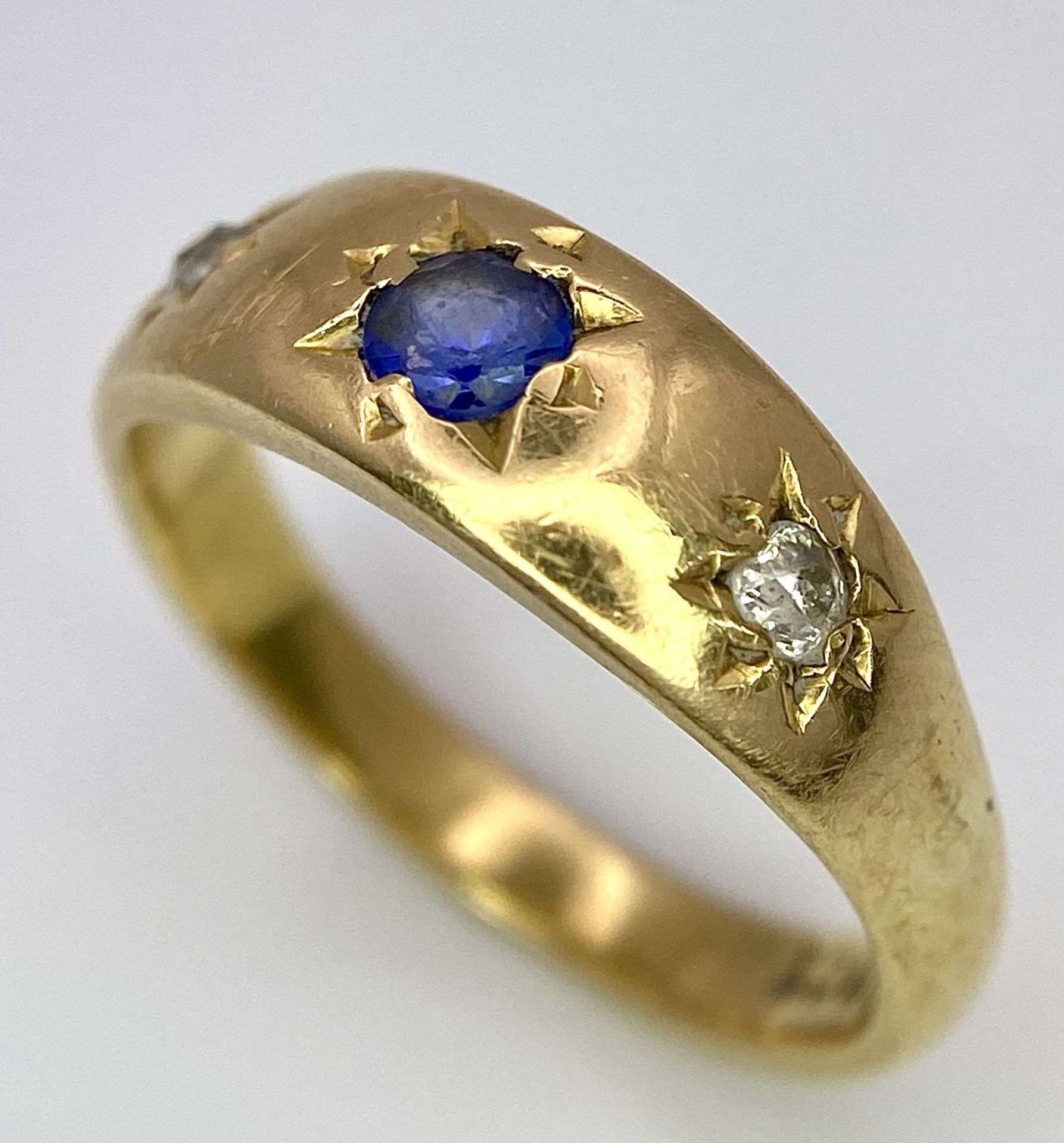 A Vintage 18K Yellow Gold Diamond and Sapphire Gypsy Ring. Size L. 4.6g total weight. - Bild 4 aus 6