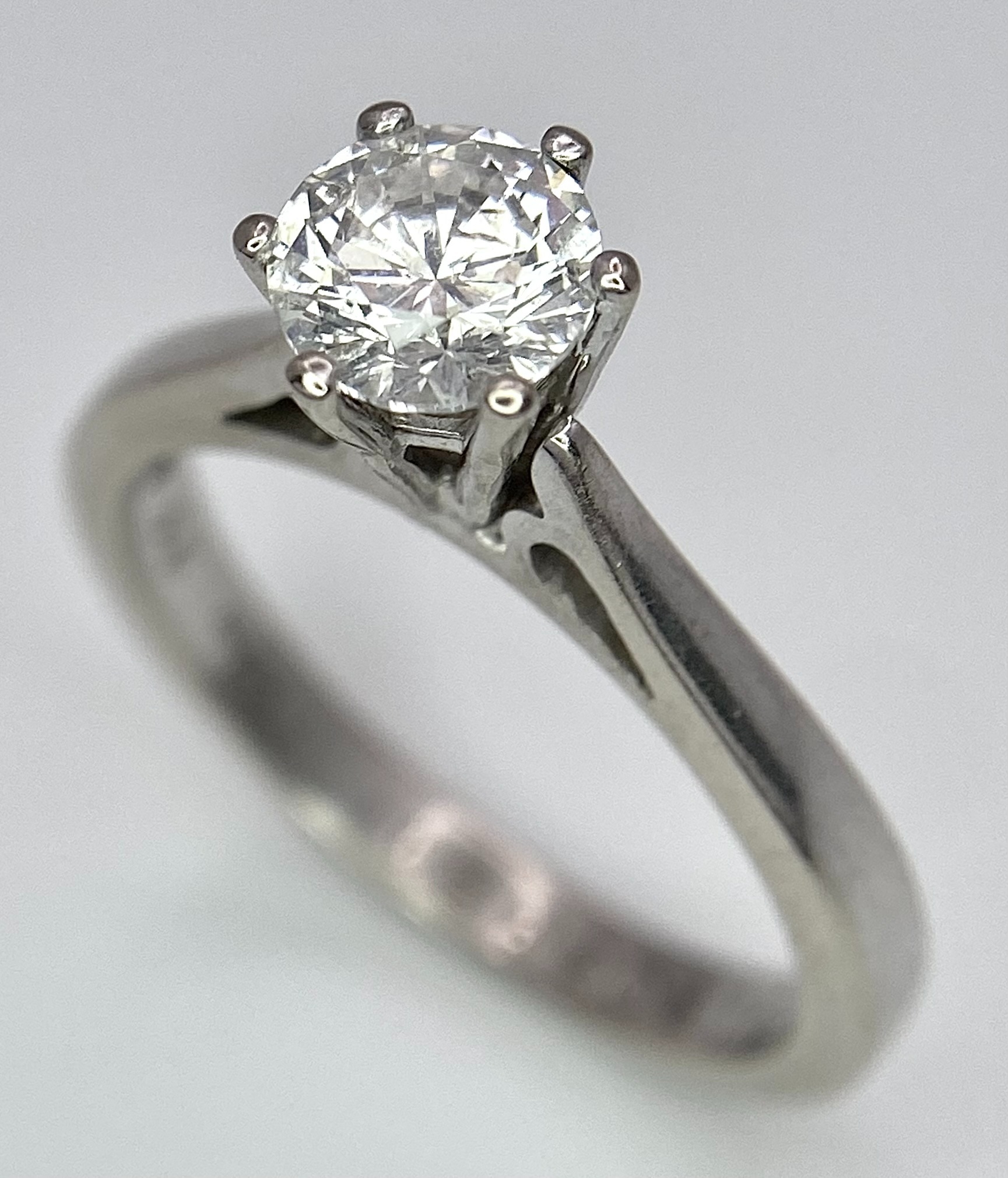 AN 18K WHITE GOLD DIAMOND SOLITAIRE RING - BRILLIANT ROUND CUT 0.70CT. 4.2G. SIZE M