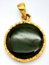 A 9 K yellow gold pendant with a round green jade cabochon. Diameter: 15 mm, weight: 2.4 g.