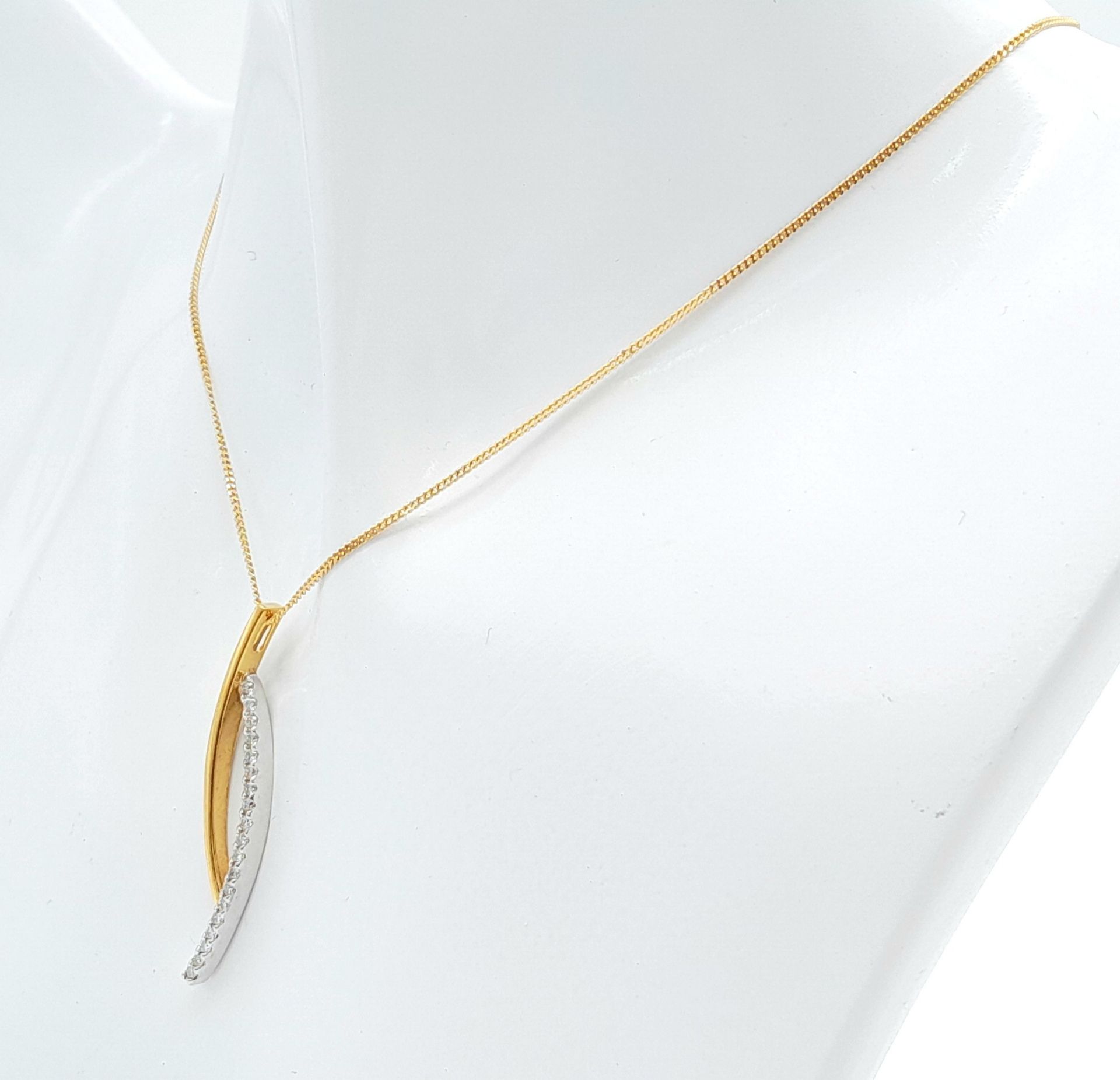 A 9 K yellow gold chain necklace with a modern pendant loaded with round cut diamonds. Chain length: - Bild 2 aus 6