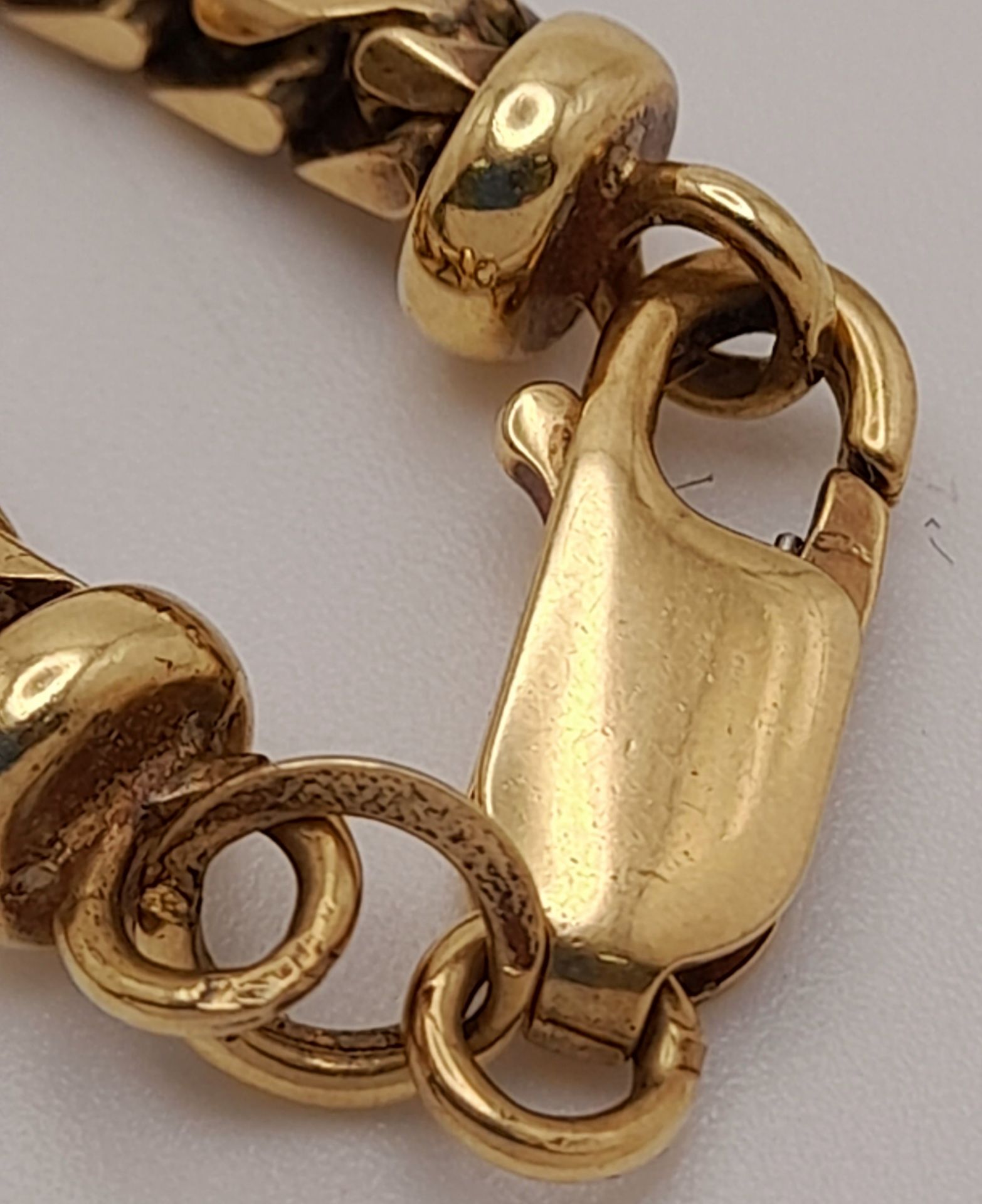 A beautiful 9 K yellow gold heavy chain necklace with a herringbone design, length: 63 cm, weight: - Image 3 of 6