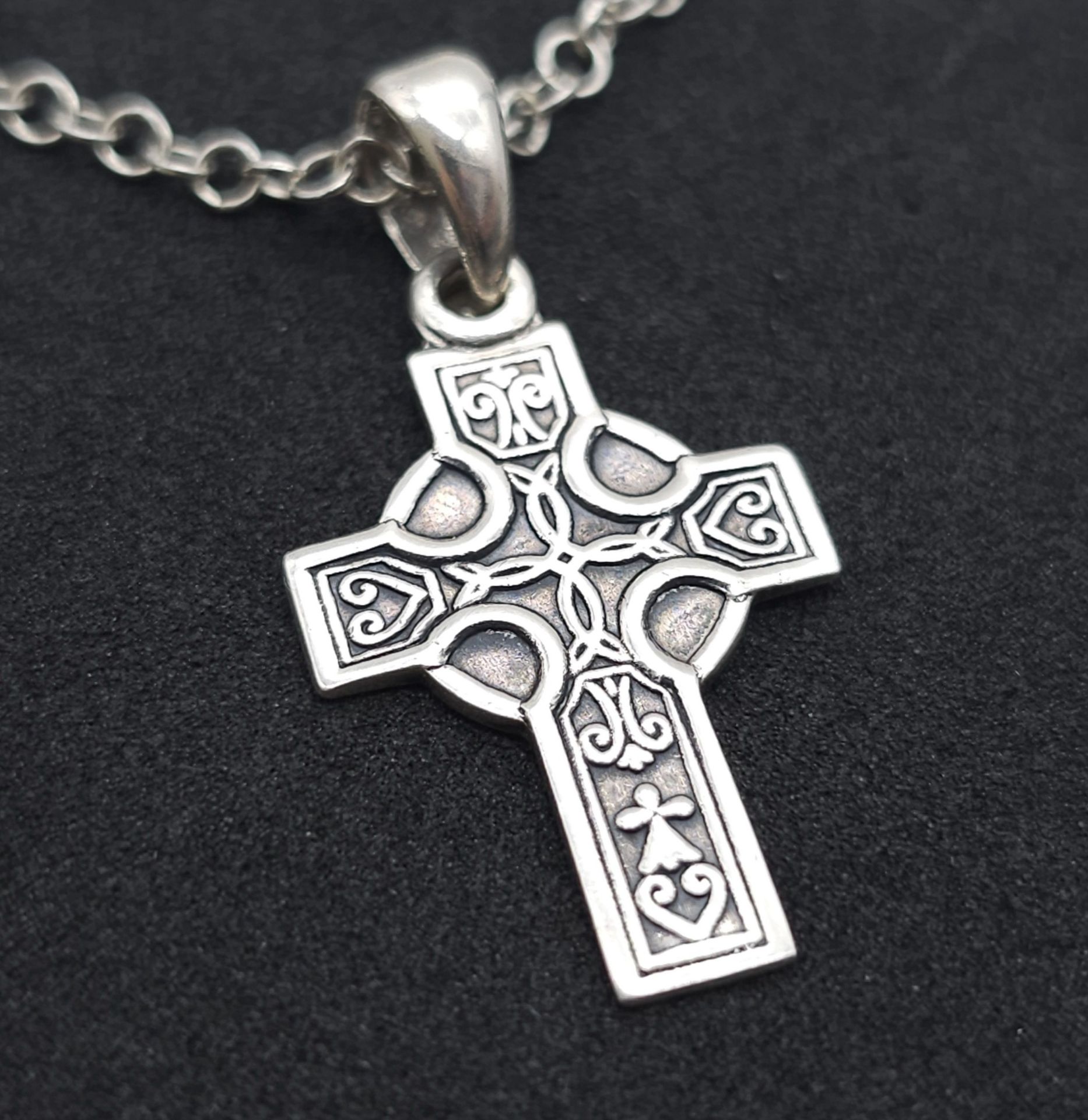 A SILVER CELTIC DESIGN CROSS PENDANT ON A 42cms SILVER CHAIN. 5.5gms - Image 4 of 9