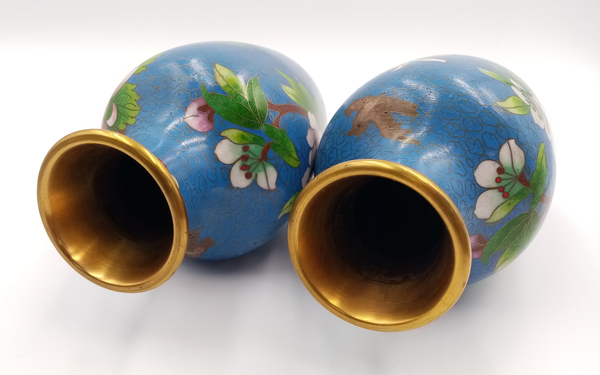 A Pair of Vintage Chinese Cloisonné Sky Blue Decorative Vases. 16cm tall. In fitted case. - Image 4 of 5