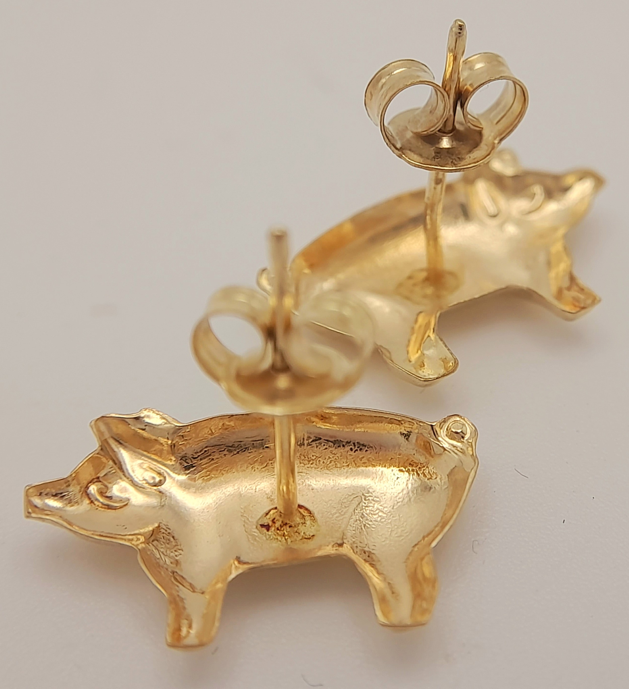 A Pair of 9K Yellow Gold Pig Stud Earrings. 15mm. Ref: 68401N - Image 2 of 4