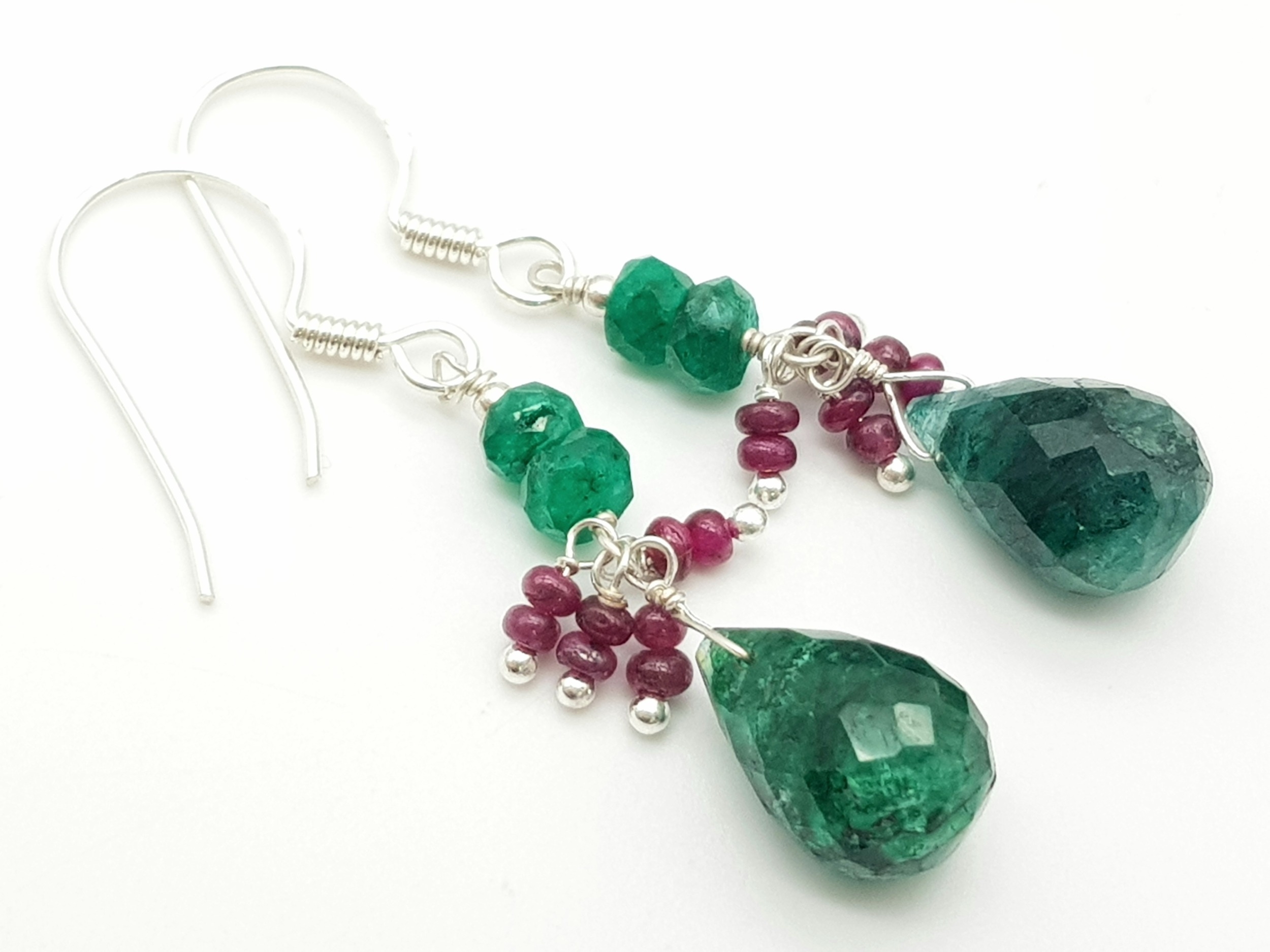 A 160ctw Emerald Teardrop Necklace with Ruby Spacer Beads And a Pair Matching Drop Earrings. 44cm - Image 5 of 5