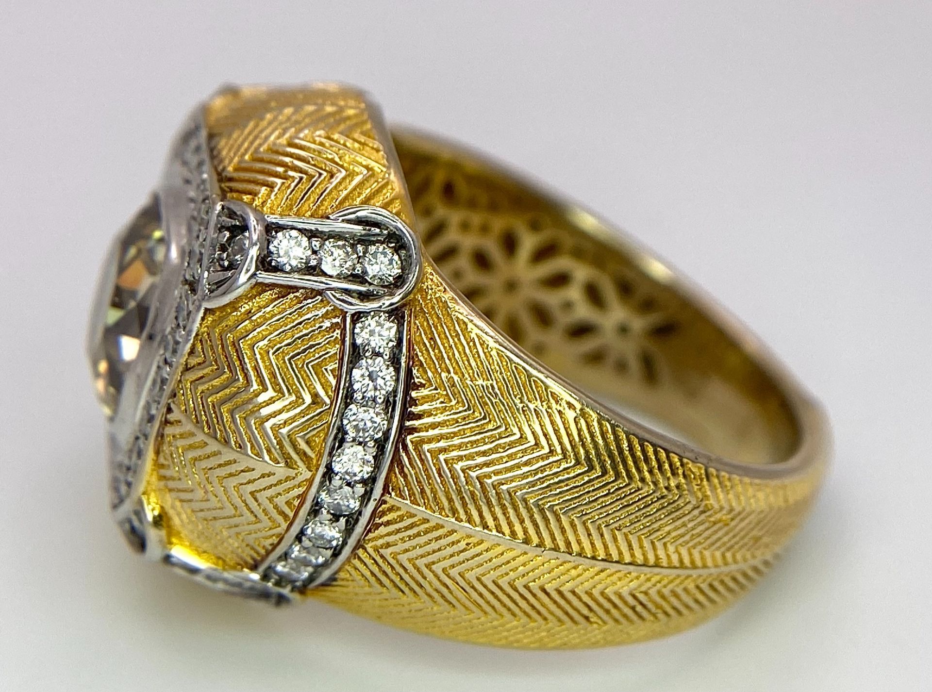 An 18K Yellow Gold Diamond Dress Ring. A 2.5ct central globular cut yellow diamond, with a round cut - Bild 6 aus 10